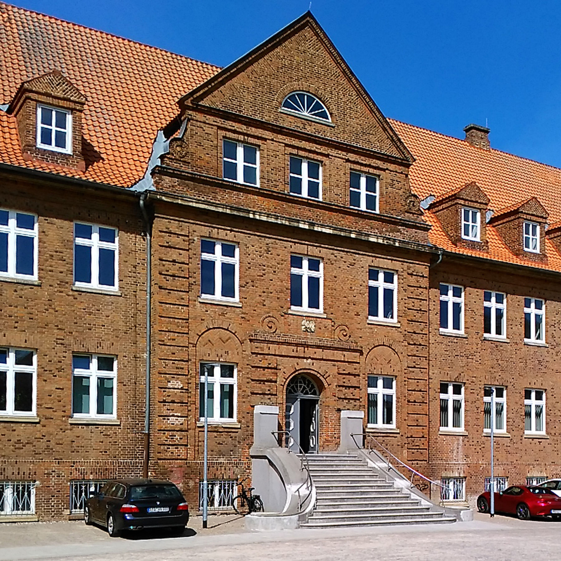 Blick auf den Eingang der zur Goldberger Straße liegenden Südfassade © 2022 SBL Neubrandenburg