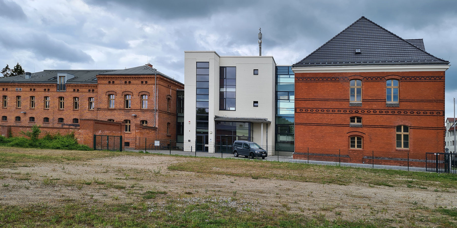 Blick auf das Gebäudeensemble: v.l.n.r. Haus 2 - das historische ehemalige Gefängnisgebäude im rückwärtigen Bereich, der Neubau und Haus 1 © 2022 SBL Neubrandenburg