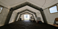 Falls das Wetter nicht mitspielt, wurde vorsorglich ein Zelt aufgebaut. © 2022 SBL Schwerin