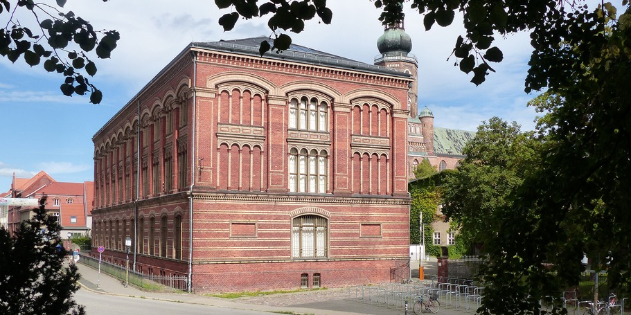 Alte Universitätsbibliothek Greifswald - ein nach Plänen von Martin Gropius 1880 - 1882 errichteter Bibliotheksbau © 2022 SBL Greifswald
