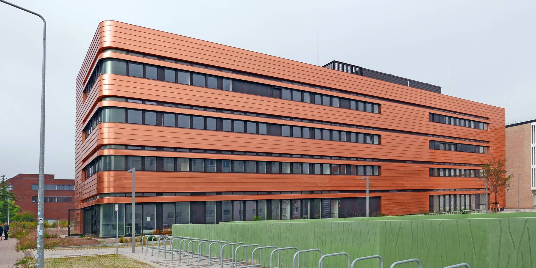 Fassade und Kubatur des Neubaus E-Technikum auf dem Campus Südstadt der Universität Rostock © 2022 Jens Rott, SBL Rostock