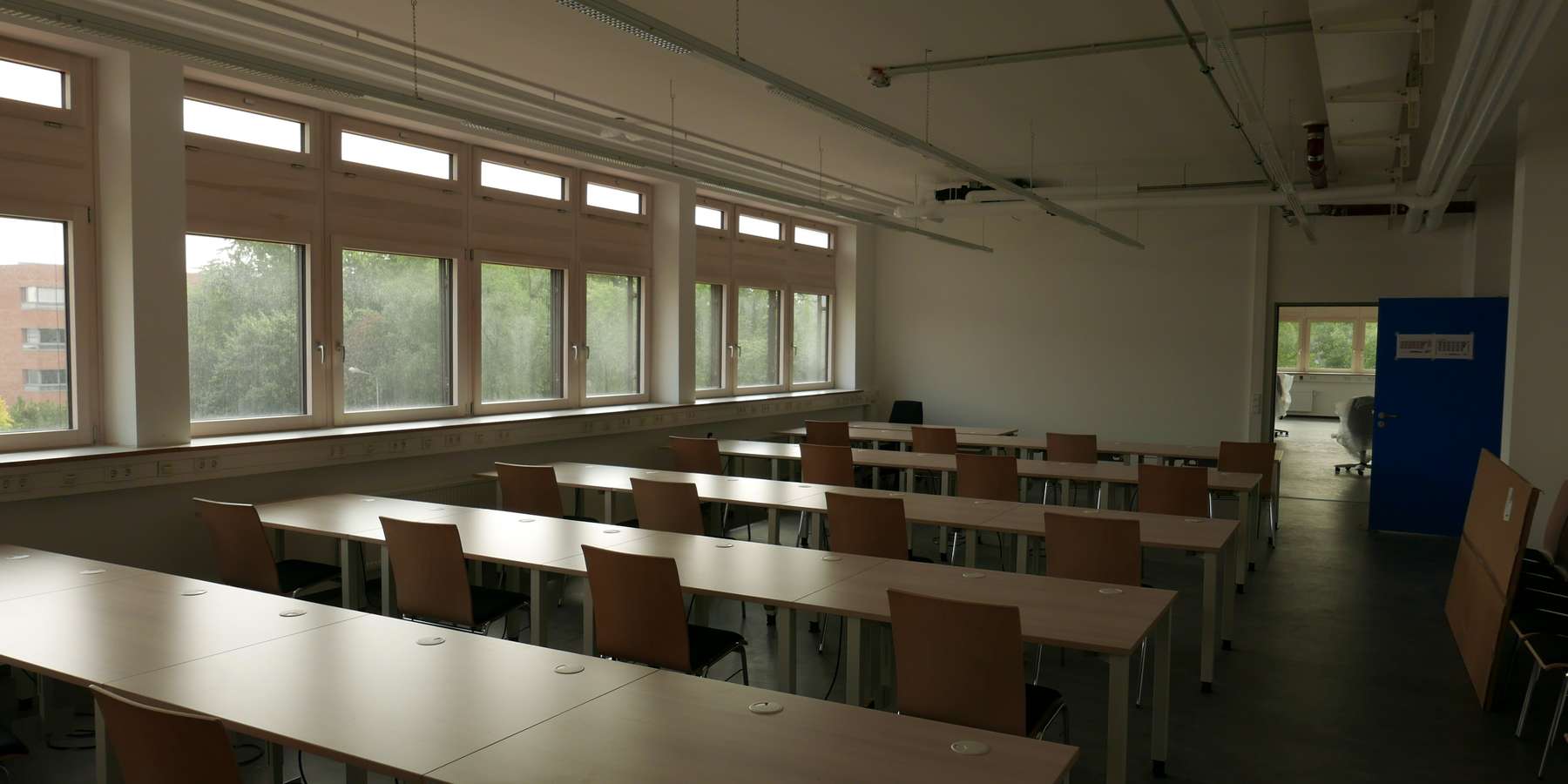 Labor und Seminarbereich - großer Seminarraum mit Stühlen und Tischen an einer langen Fensterfront © J.Rott