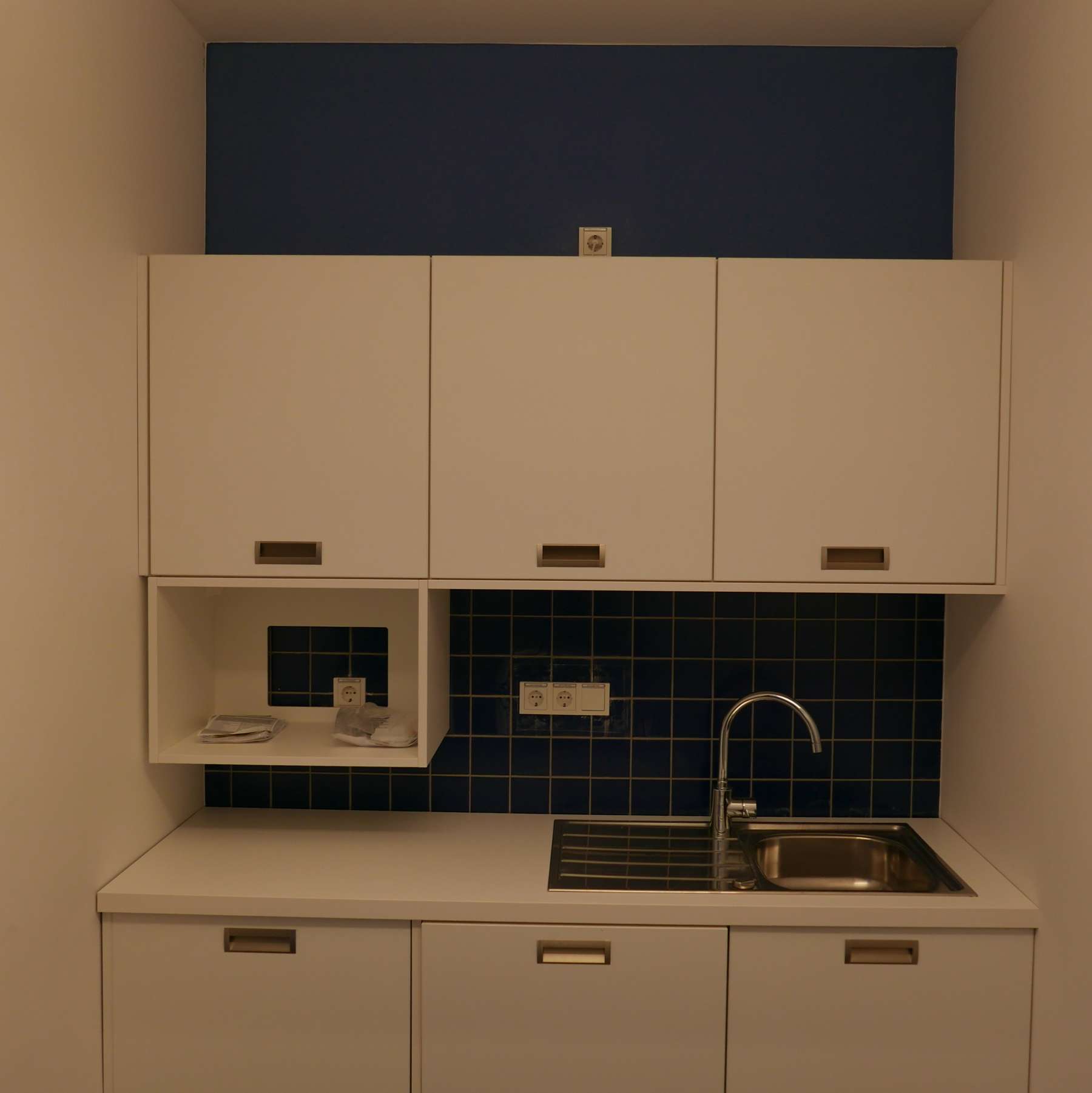 Das Farbschema zeigt die Geschossigkeit an, und wurde im ganzen Gebäude verwendet, z.B. in den WCs und Teeküchen - hier eine weiße Teeküche an einer blauen Wand © J.Rott