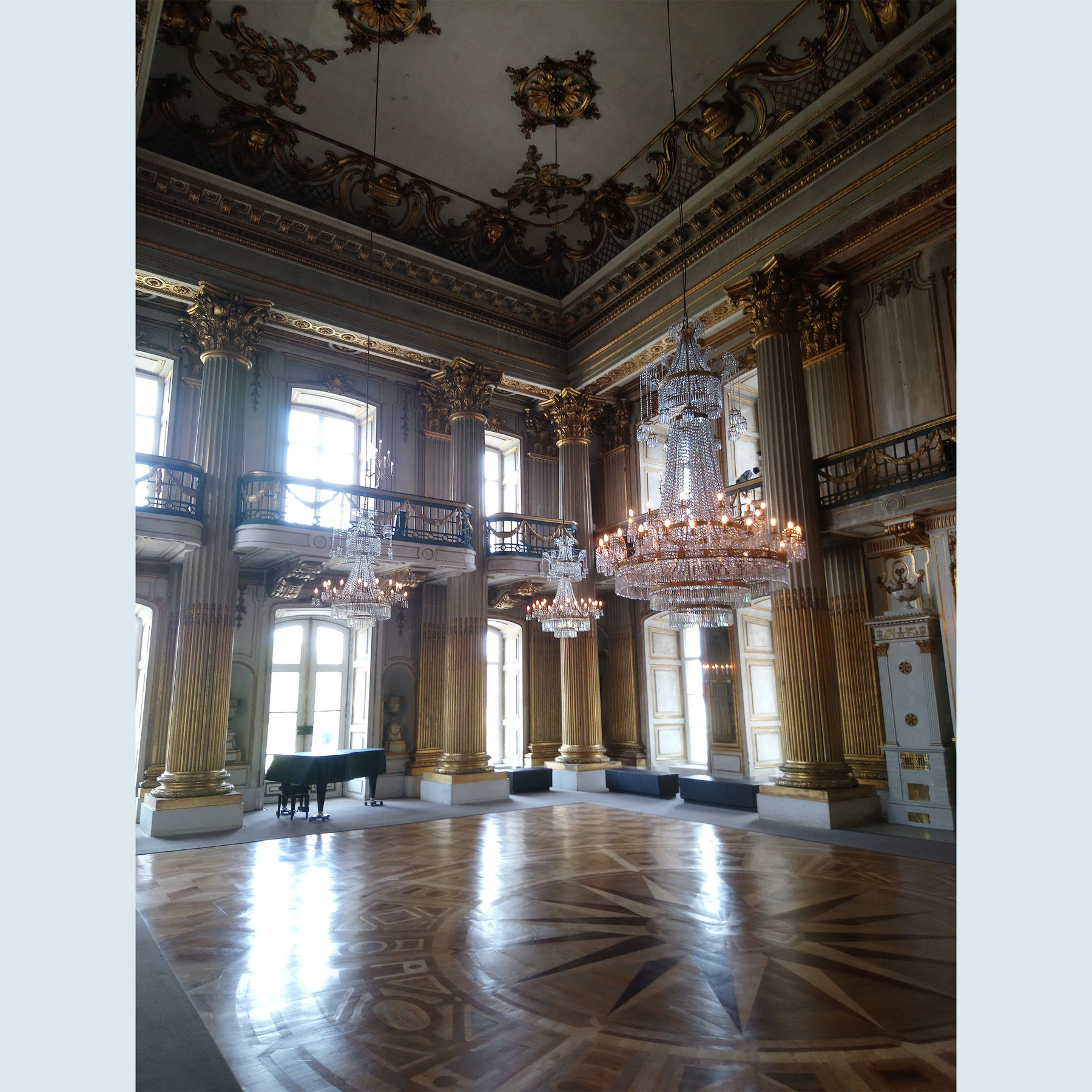 Goldener Saal mit Klavier und Kristalllüstern © 2022 SBL Schwerin