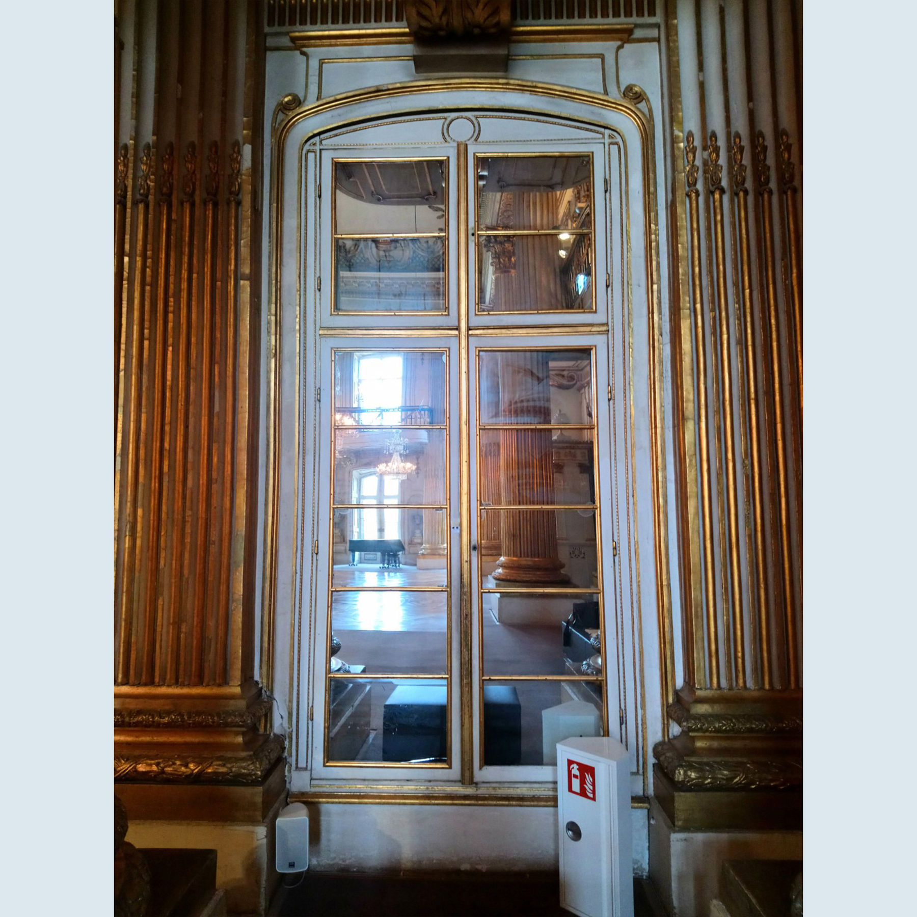 Blick durch ein inneres Fensterelement in den Goldenen Saal © 2022 SBL Schwerin