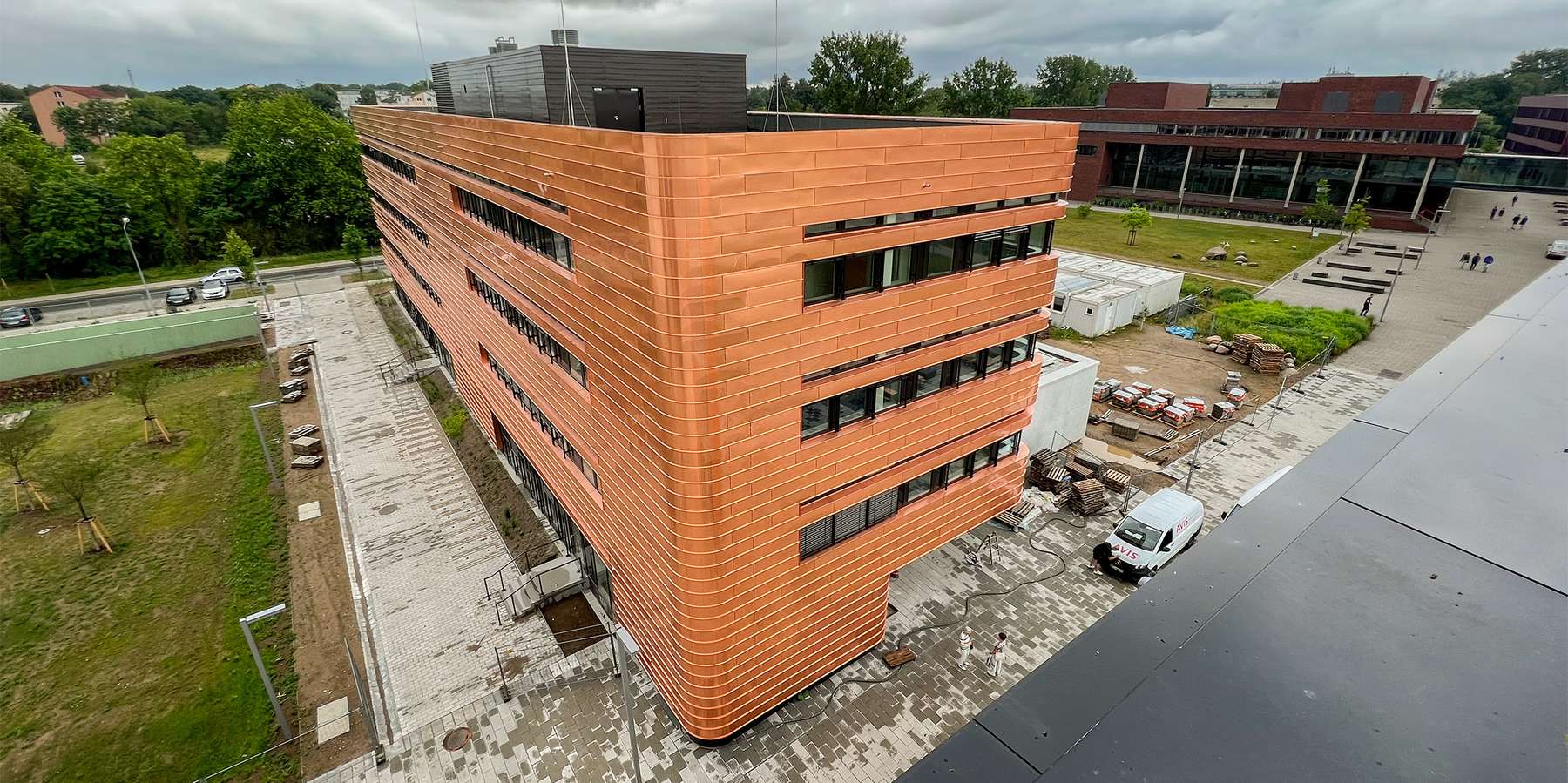 Blick auf den Baukörper E-Technikum vom Dach des Neubaus Institut für Chemie. © 2022 Christian Hoffmann (FM M-V / SBL-MV)