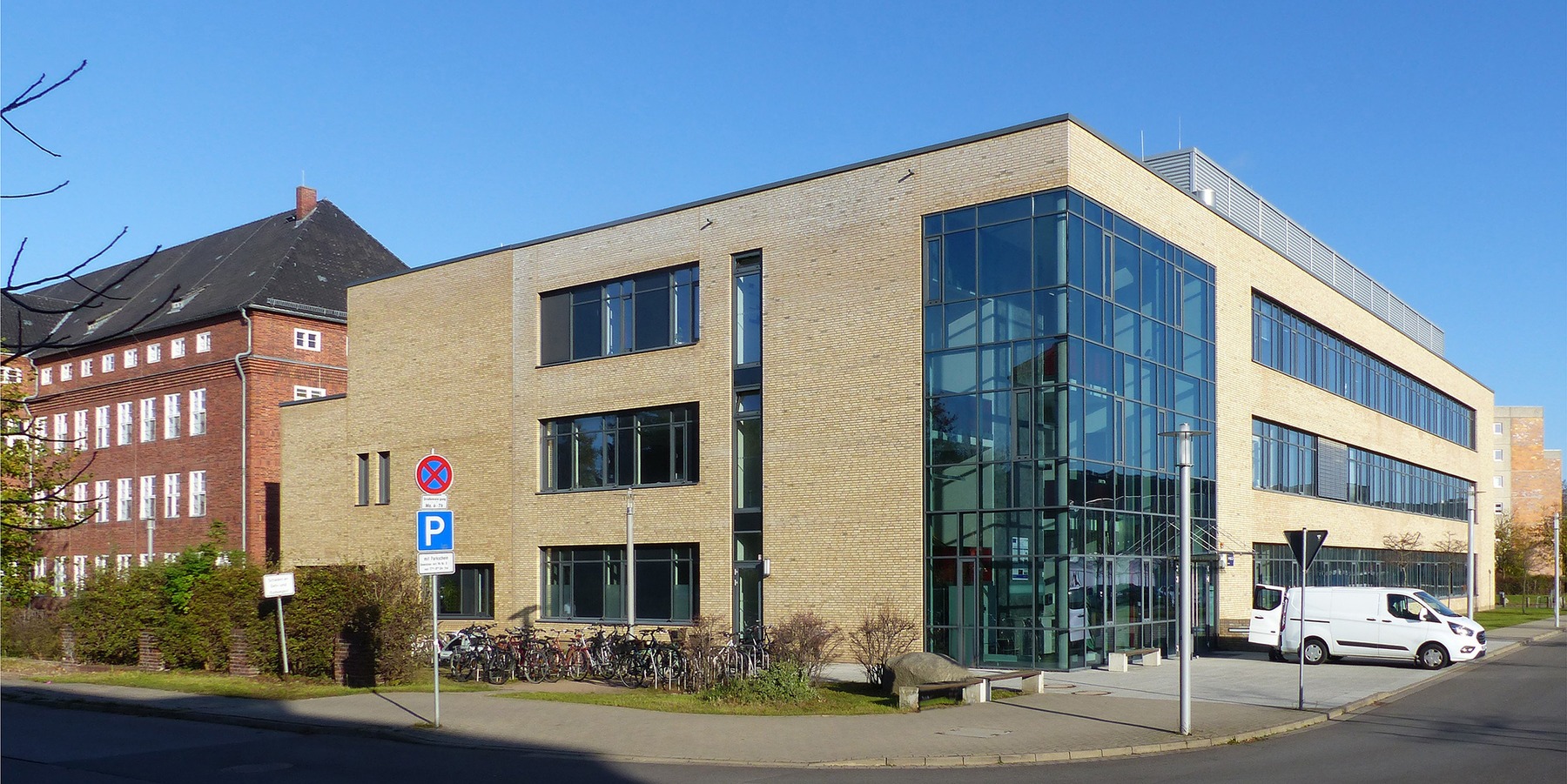 Blick auf das nun komplette Forschungsgebäude, bestehend aus FC III und FC IIIa, mit dem Hauptzugang über das  Bestandsgebäude FC III © 2022 SBL Greifswald