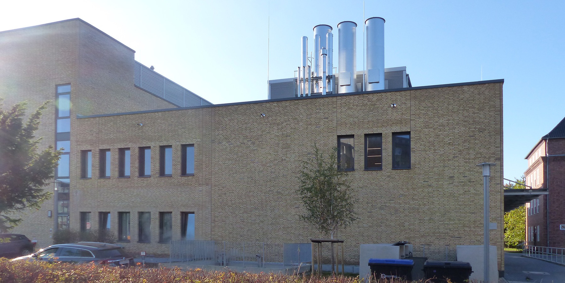 Nordseite (Rückansicht) des Forschungsgebäudes mit FC III (links) und FC IIIa (rechts) © 2022 SBL Greifswald