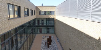 Blick in den geschlossenen Innenhof: links das Bestandsgebäude FC III, rechts der Neubau FC IIIa © 2022 SBL Greifswald