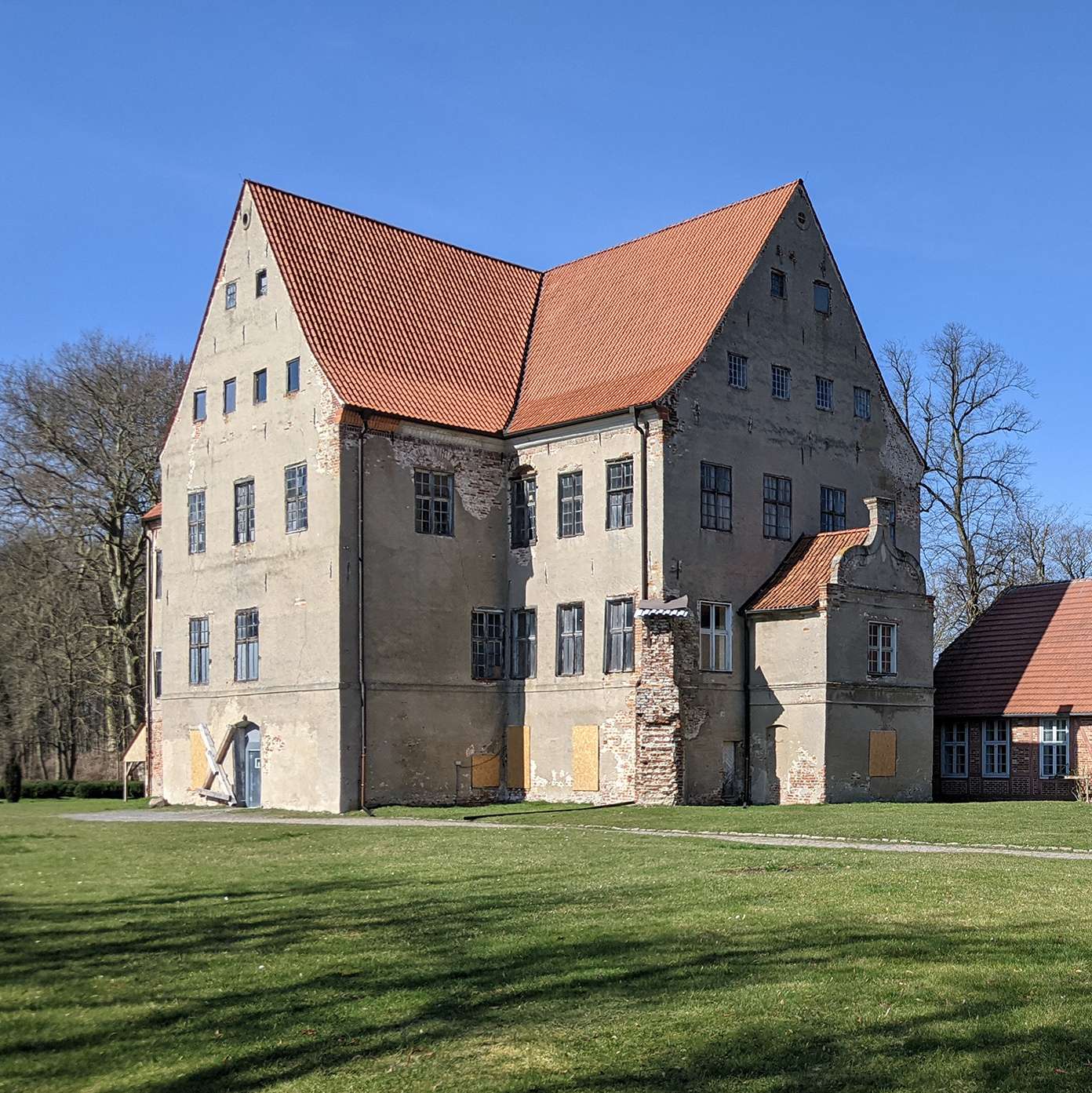 Blick aus Südost auf Schloss mit Beamtenhaus © 2022 SBL Greifswald