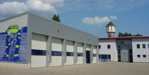 Kfz-Halle mit Dienstgebäude © 2013 Betrieb für Bau und Liegenschaften Mecklenburg-Vorpommern