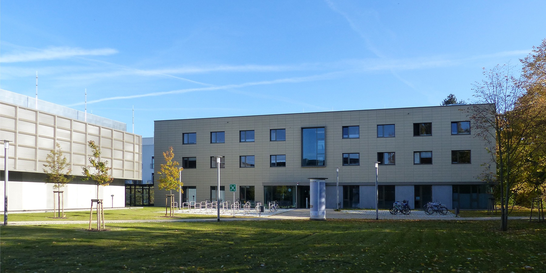 Blick auf das Seminar- und Verwaltungsgebäude - links davon das rechtwinklig anschließende Rechnergebäude © 2021 SBL Greifswald