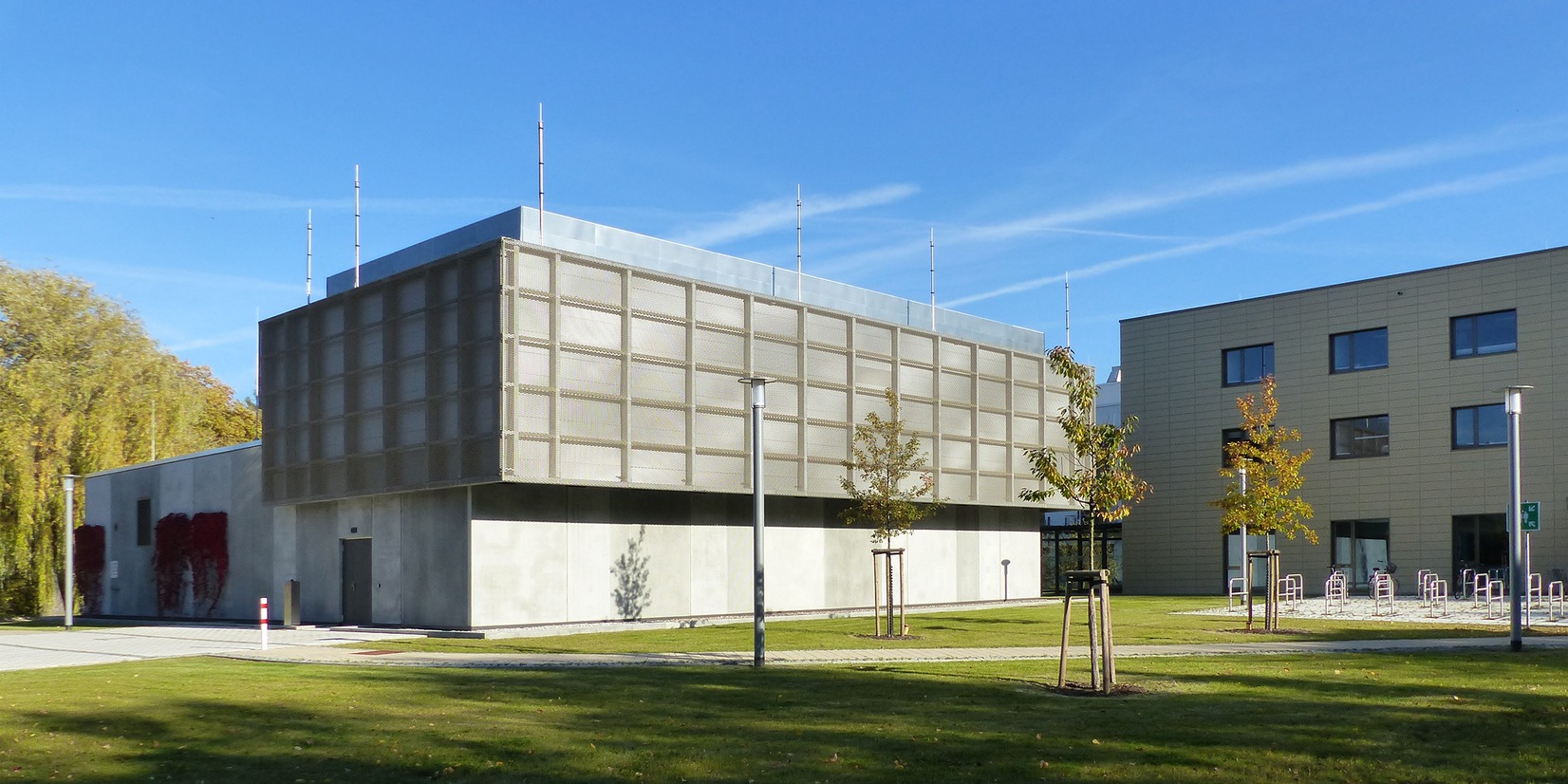 Blick auf das Rechnergebäude - rechts davon das rechtwinklig anschließende Seminar- und Verwaltungsgebäude © 2021 SBL Greifswald