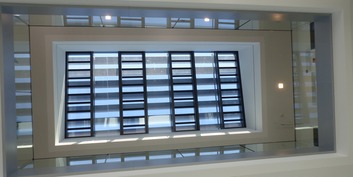 Ein Oberlicht über dem Zentralen offenen Treppenhaus sorgt für natürliche Belichtung in allen Geschossen © 2020 Staatliches Bau- und Liegenschaftsamt Greifswald