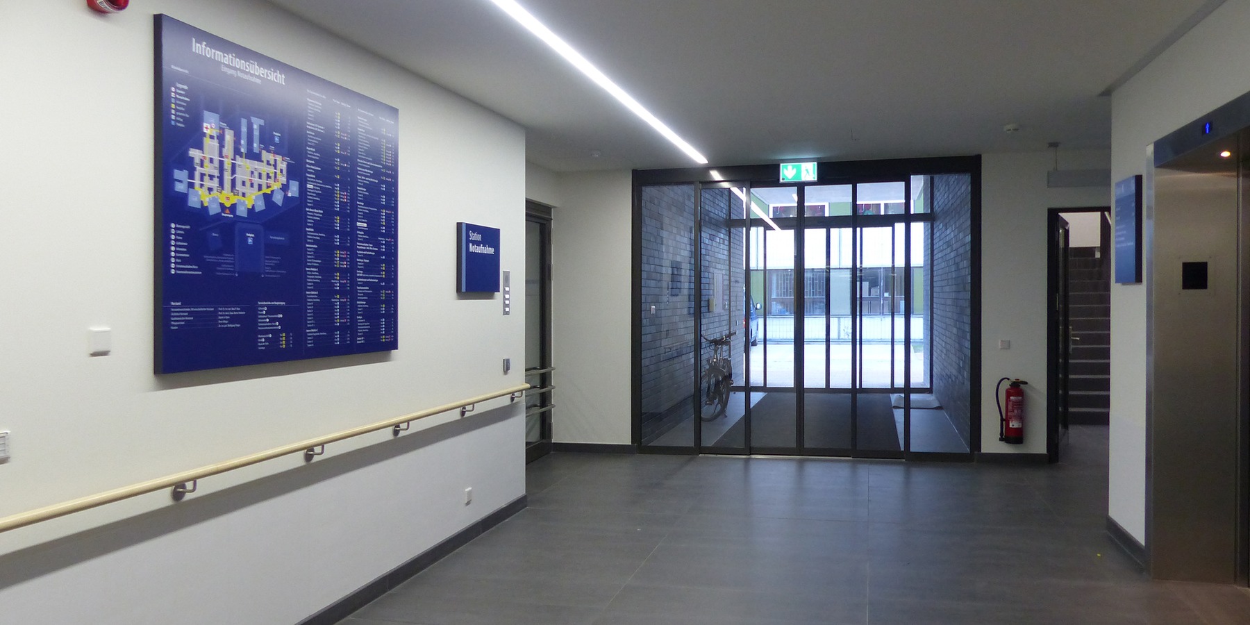 Eingangsbereich für gehfähige Patienten mit zentralem Flur und Orientierungstafel © 2019 Betrieb für Bau und Liegenschaften Mecklenburg-Vorpommern