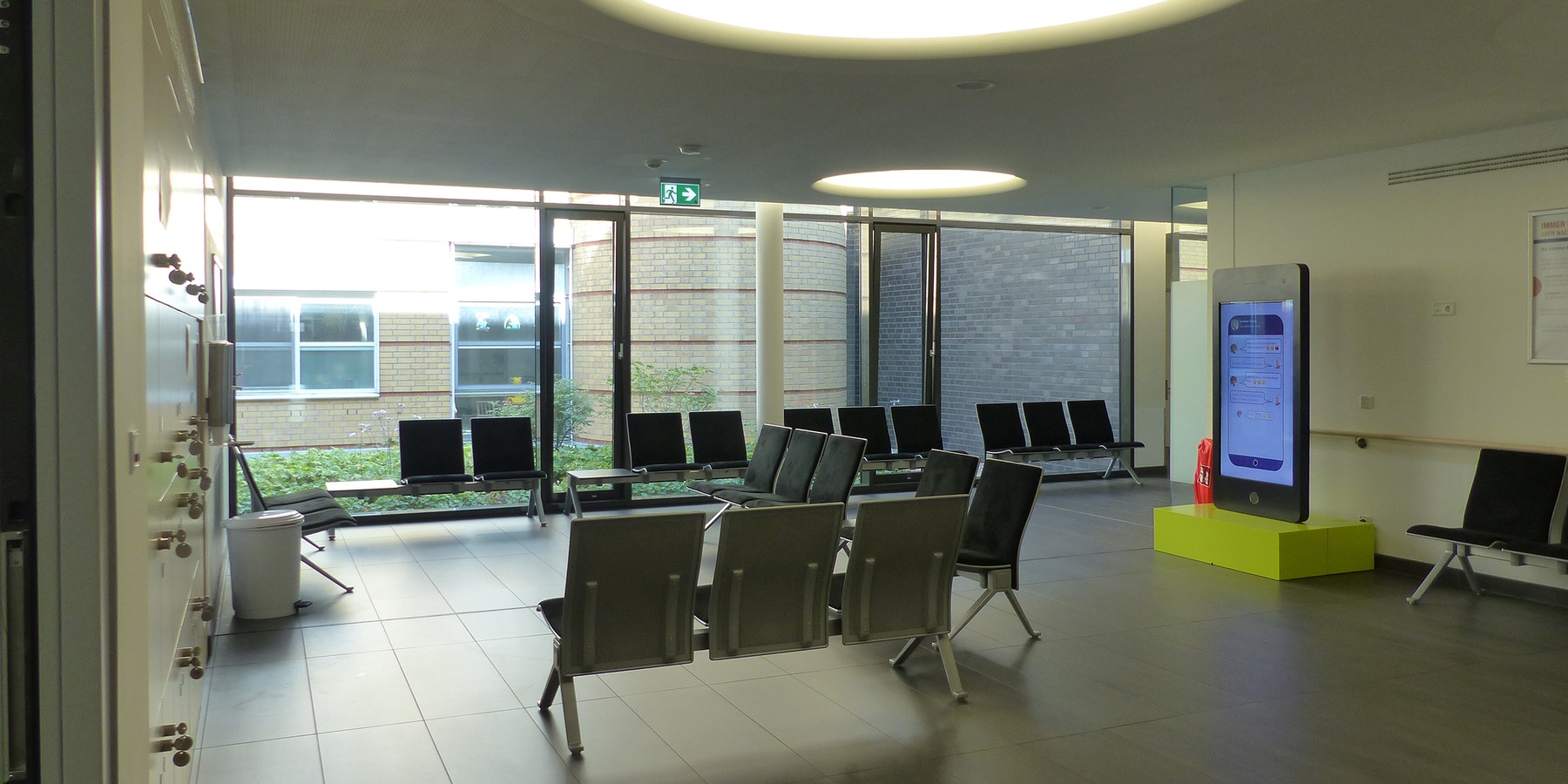 Wartebereich für gehfähige Patienten im Erdgeschoss mit Blick in den begrünten Innenhof © 2019 Betrieb für Bau und Liegenschaften Mecklenburg-Vorpommern