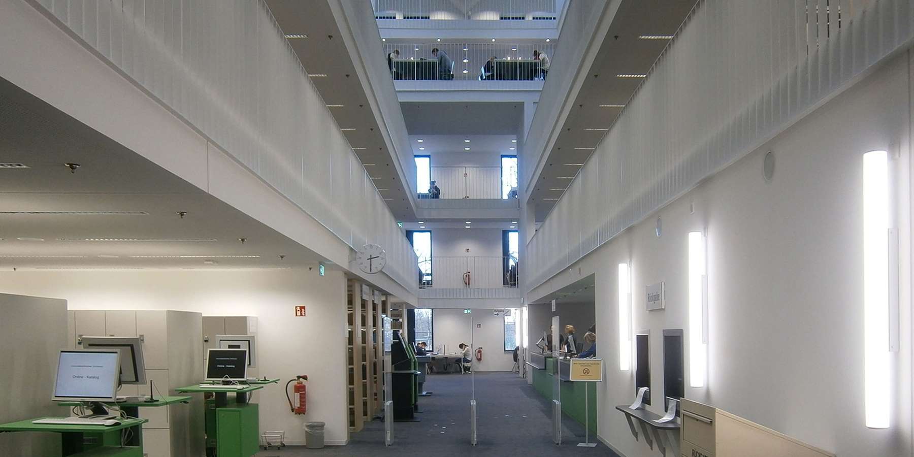 Bibliothek - Foyer im Erdgeschoss mit Blick in den sich über alle Geschosse erstreckenden Luftraum © 2016 Betrieb für Bau und Liegenschaften Mecklenburg-Vorpommern