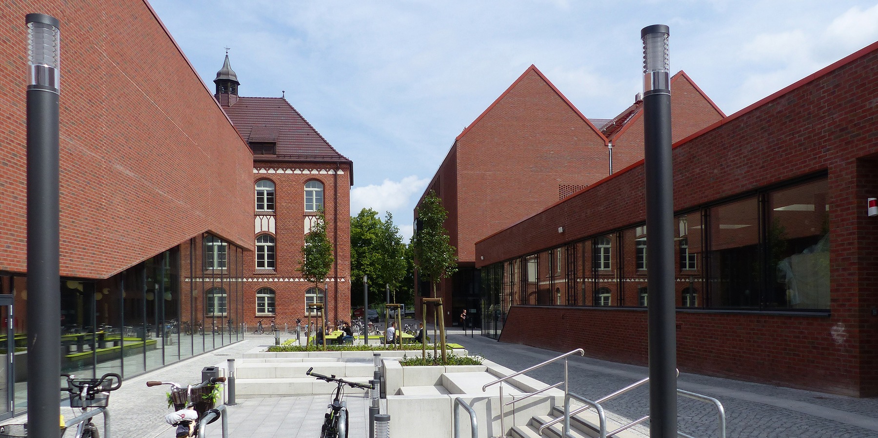Campus Loefflerstraße mit den Neubauten Hörsaalgebäude (links), Ausgabemensa (rechts) und Bibliothek (hinten rechts) © 2018 Betrieb für Bau und Liegenschaften Mecklenburg-Vorpommern