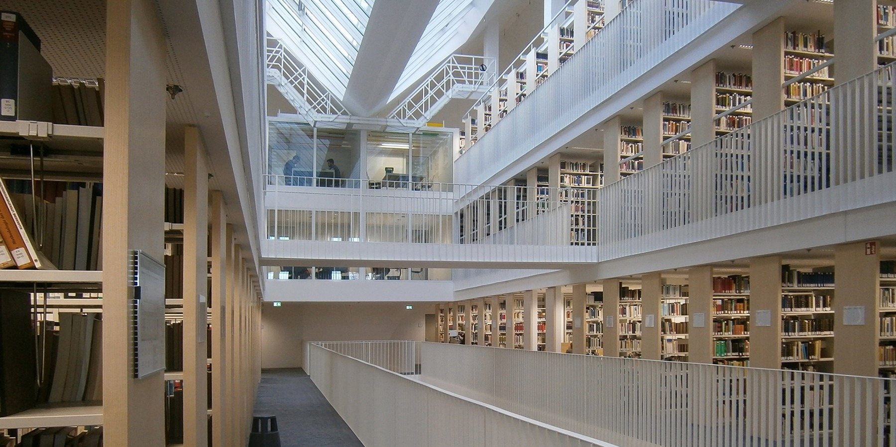 Bibliothek 2. Obergeschoss mit Blick auf 4 der insgesamt 5 Gruppenkabinen im 3. und 4. OG © 2016 Betrieb für Bau und Liegenschaften Mecklenburg-Vorpommern