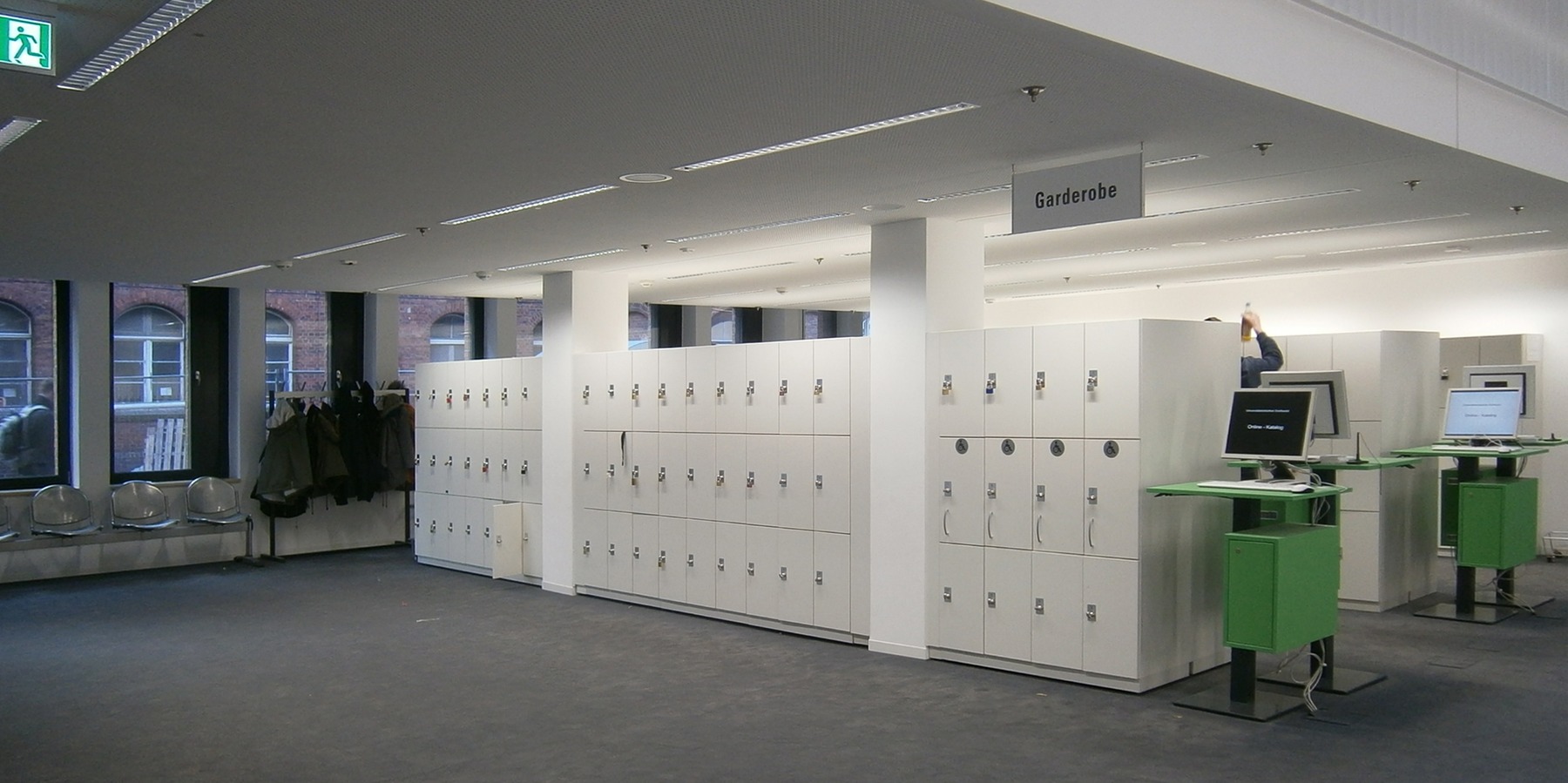 Bibliothek Erdgeschoss - Eingangszone mit Garderobe und Schließfächern © 2016 Betrieb für Bau und Liegenschaften Mecklenburg-Vorpommern