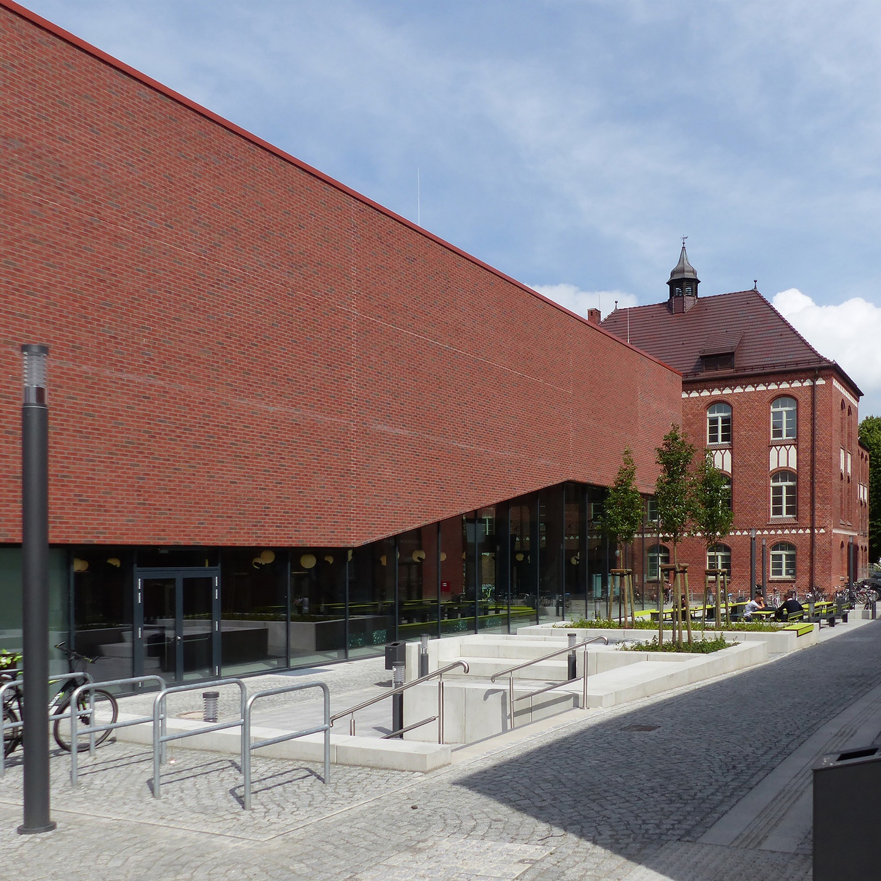 Hörsaalgebäude - Ansicht von Südosten - im Hintergrund das historische Gebäude der ehemaligen Chirurgischen Klinik © 2016 Betrieb für Bau und Liegenschaften Mecklenburg-Vorpommern