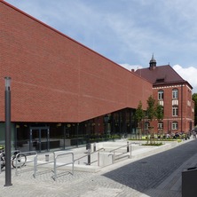Hörsaalgebäude - Ansicht von Südosten - im Hintergrund das historische Gebäude der ehemaligen Chirurgischen Klinik © 2016 Betrieb für Bau und Liegenschaften Mecklenburg-Vorpommern