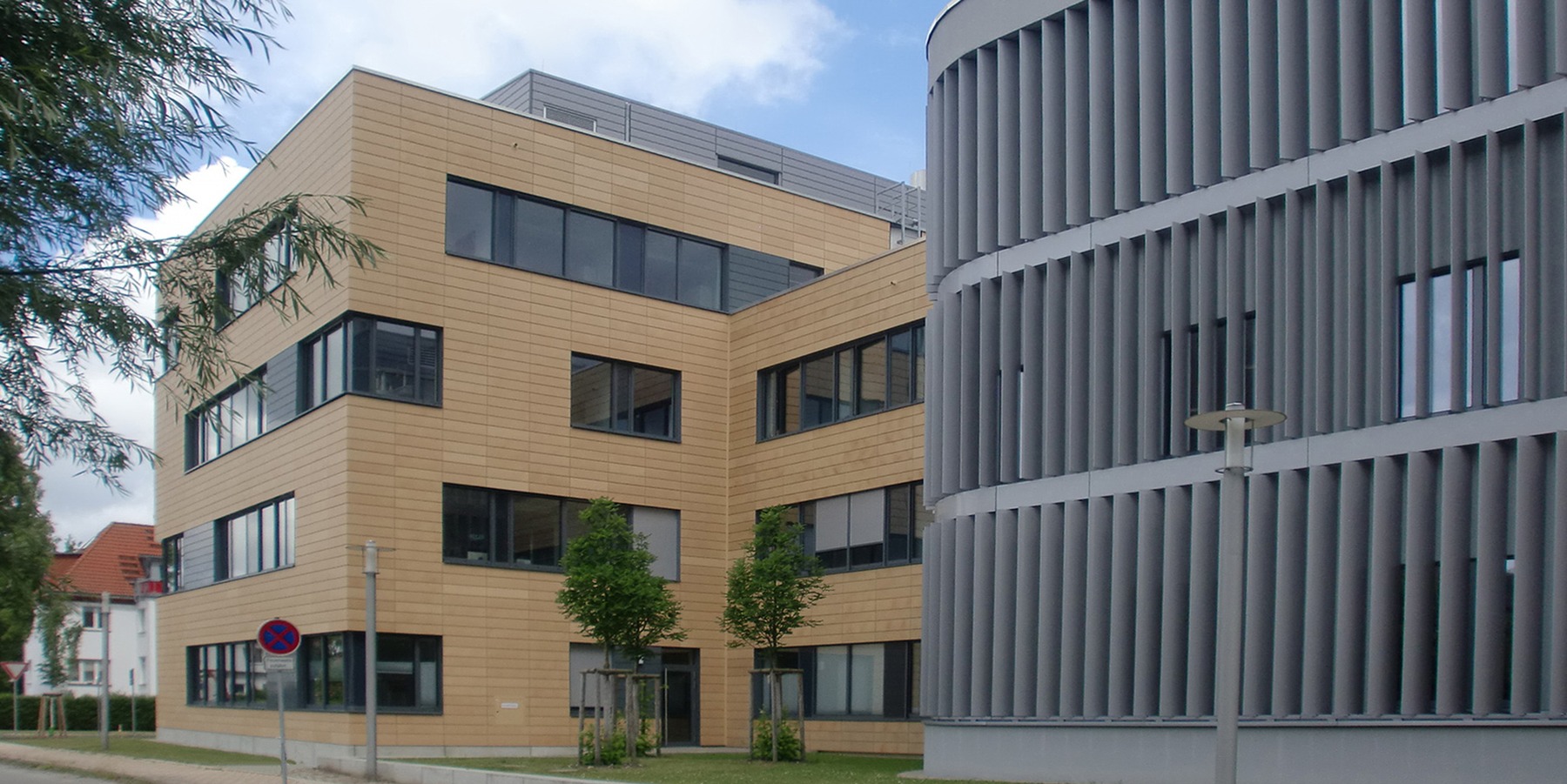 Blick aus Südwesten auf Bauteil D des Neubaus mit Anschluss an den 1. Bauabschnitt C_DAT © 2015 Betrieb für Bau und Liegenschaften Mecklenburg-Vorpommern