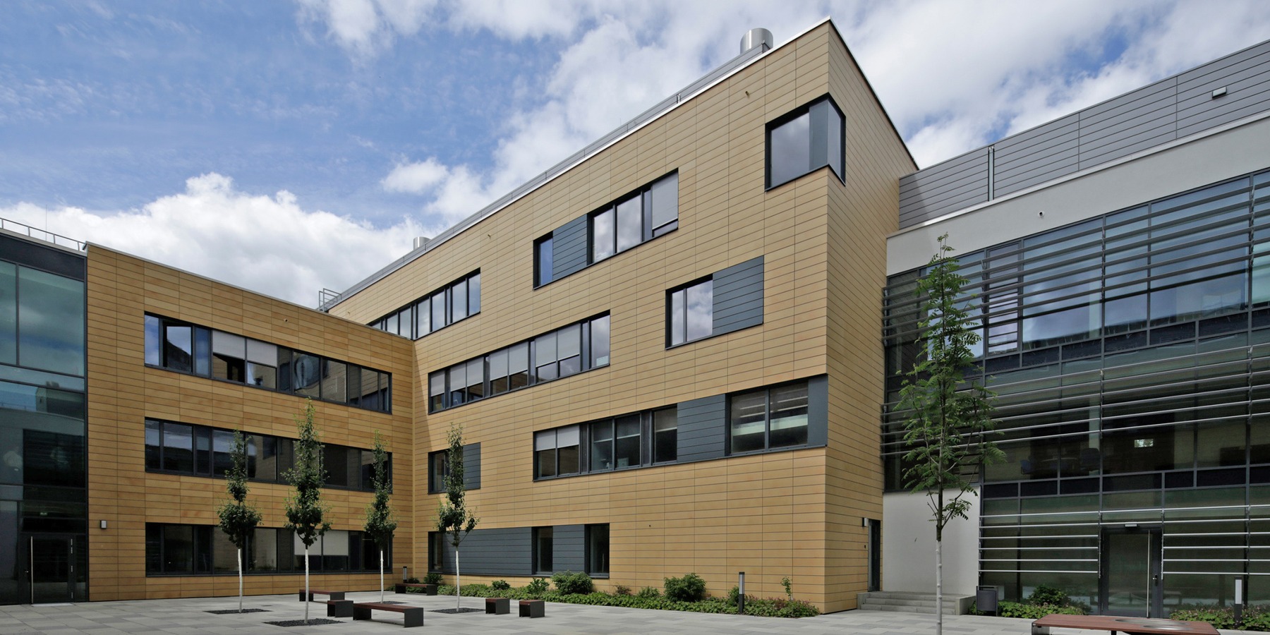 Blick in den Innenhof - rechts das Labor- und Praktikumsgebäude, links das Forschungsgebäude C_DAT © 2015 Christian Hoffmann, FM M-V