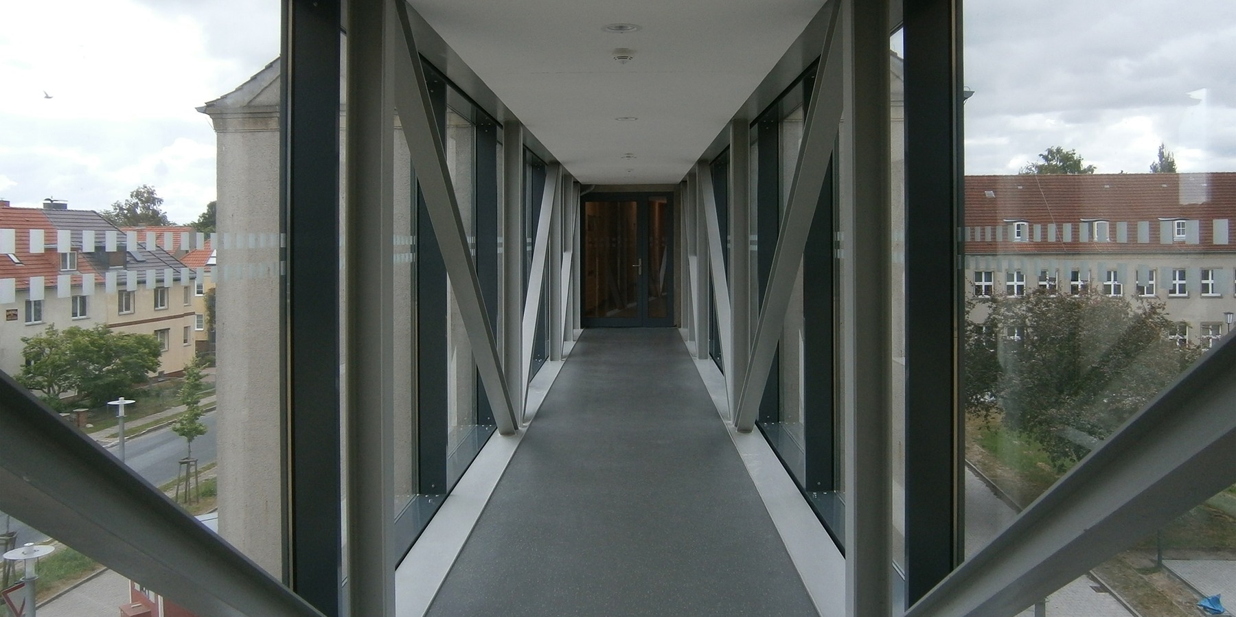 Verbindungsbrücke im 2. Obergeschoss zu den alten Institutsgebäude Jahnstraße © 2015 Betrieb für Bau und Liegenschaften Mecklenburg-Vorpommern