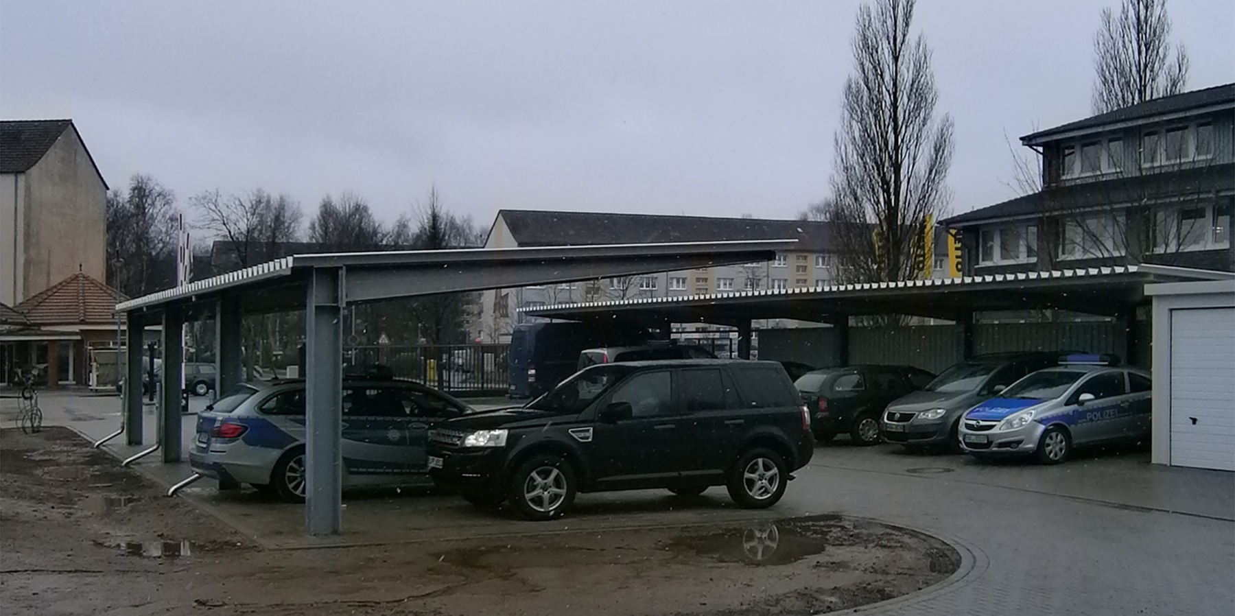 neu errichtete Carports zum Abstellen der Funkwagen im Hofbereich © 2013 Betrieb für Bau und Liegenschaften Mecklenburg-Vorpommern