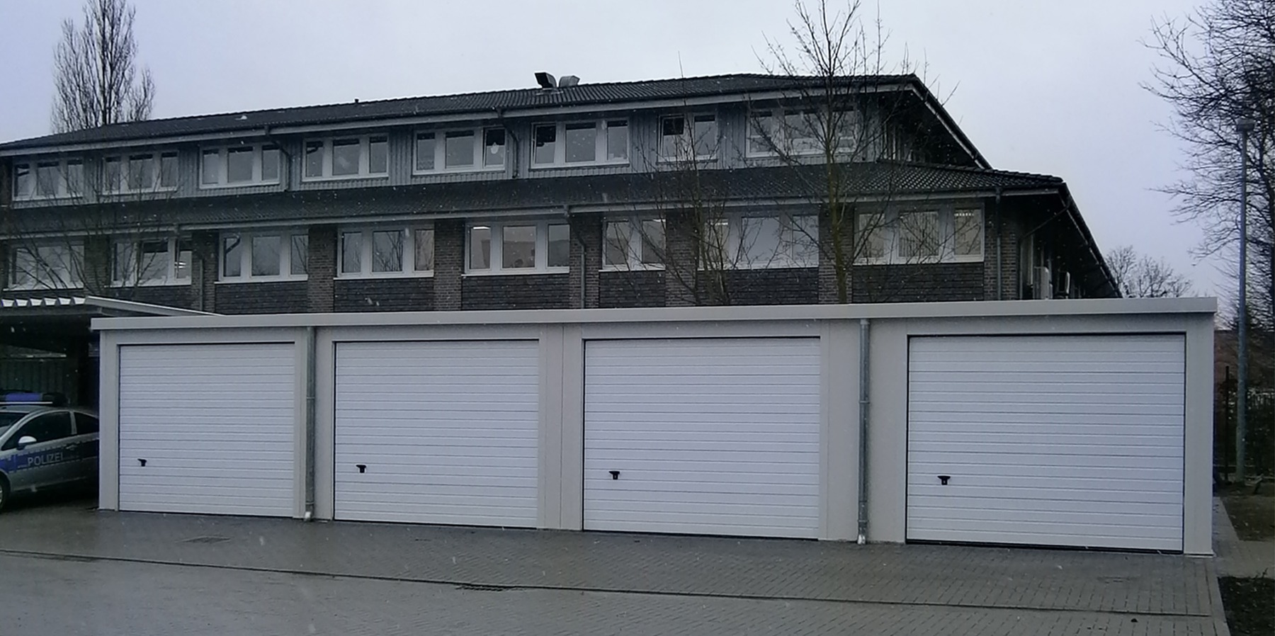 neu errichtete Garagen für Dienstfahrzeuge im Hofbereich © 2013 Betrieb für Bau und Liegenschaften Mecklenburg-Vorpommern