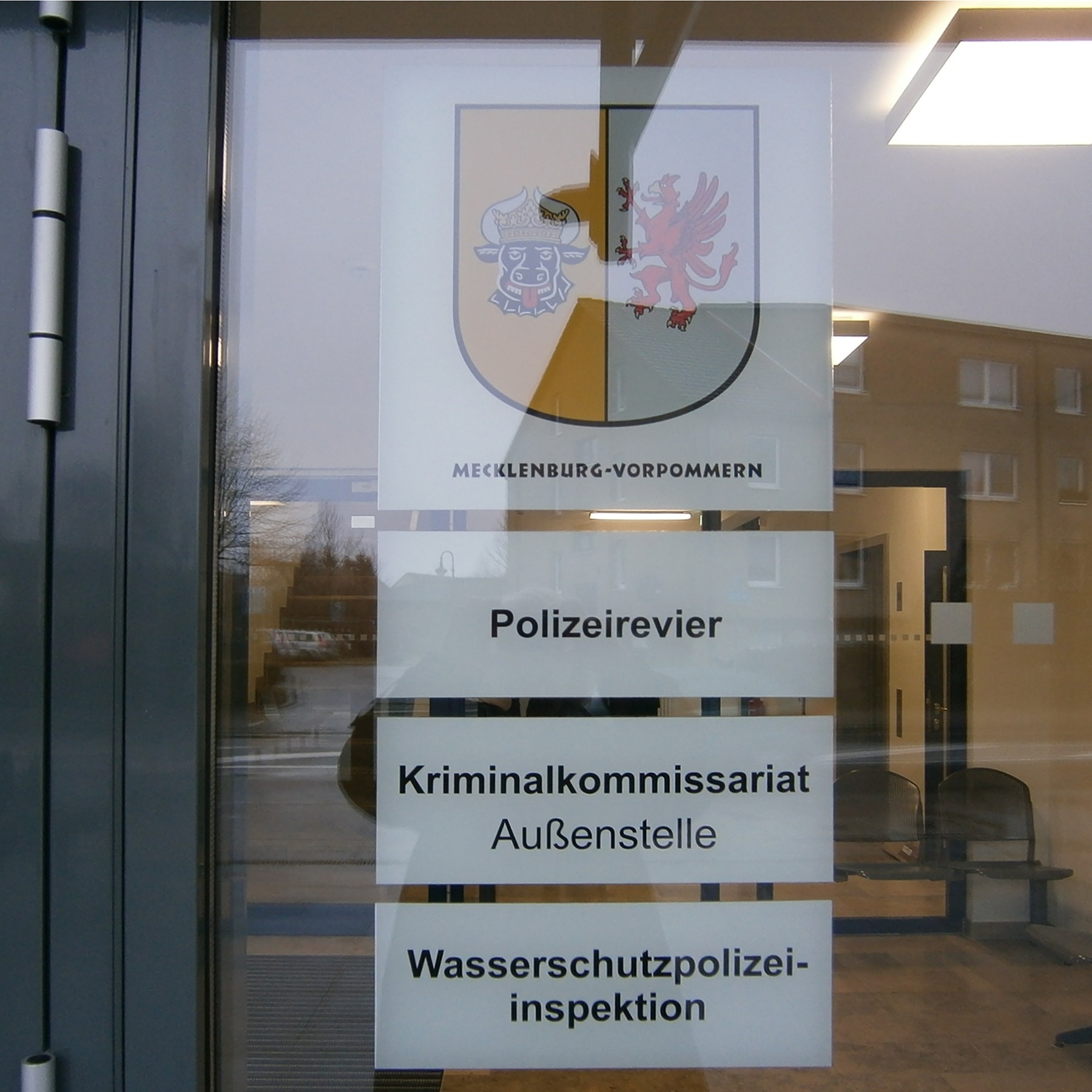 Hinweisschild an der Eingangstür mit den im Gebäude ansässigen Dienststellen © 2013 Betrieb für Bau und Liegenschaften Mecklenburg-Vorpommern