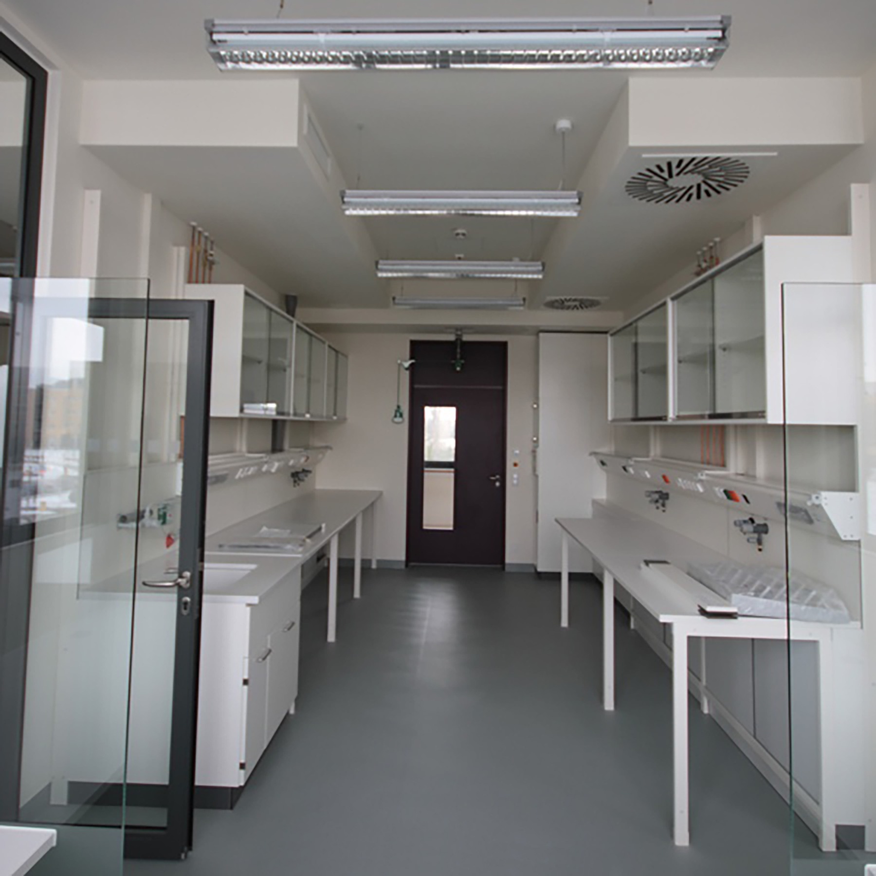 Blick in ein Labor © 2012 Betrieb für Bau und Liegenschaften Mecklenburg-Vorpommern