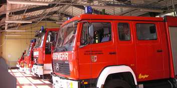 Löschfahrzeuge in der Fahrzeughalle © 2005 Betrieb für Bau und Liegenschaften Mecklenburg-Vorpommern