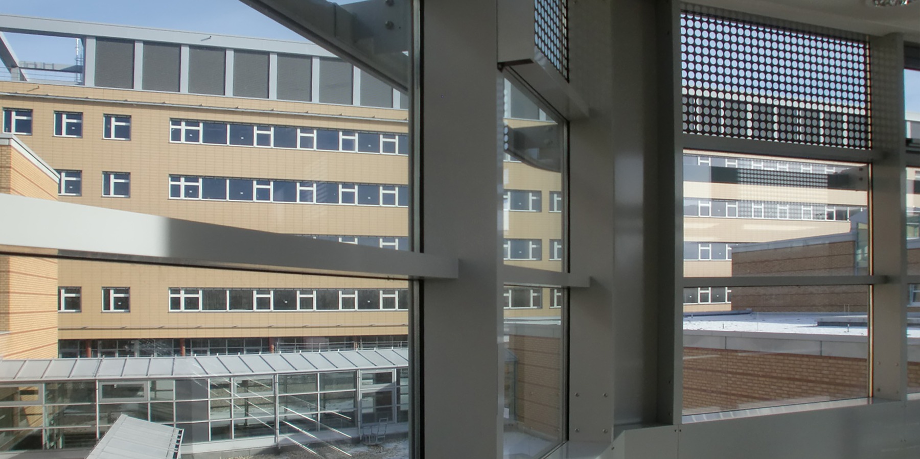 Blick vom 2. Bauabschnitt auf das Diagnostikzentrum DZ 7 - dem Kern des Klinikums © 2012 Betrieb für Bau und Liegenschaften Mecklenburg-Vorpommern