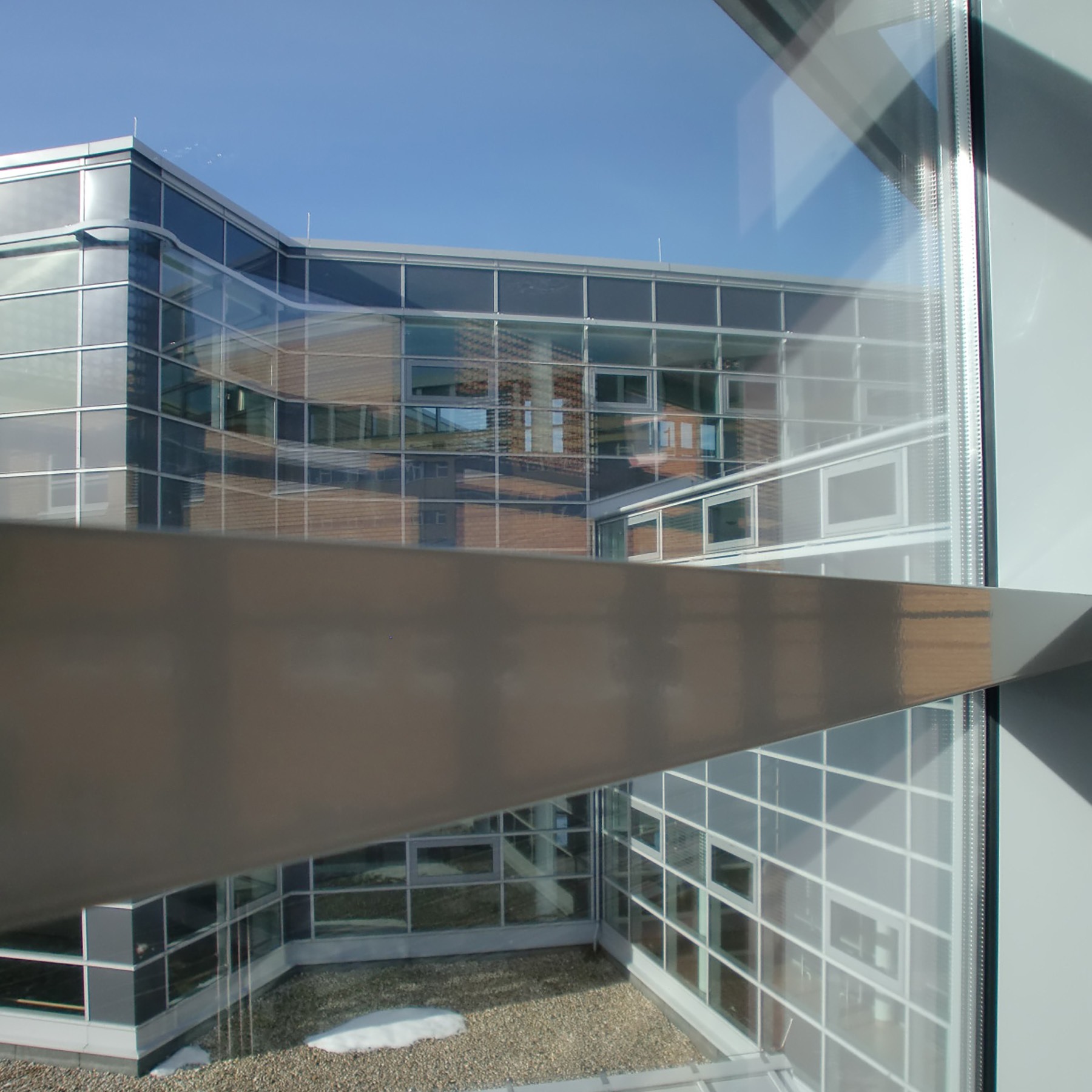 Glas, Aluminium und Stahl sind als komplettierende Materialien zur Markierung besonderer Bereiche und Gebäudegrenzen zu finden - hier Übergänge zwischen den Gebäuden © 2012 Betrieb für Bau und Liegenschaften Mecklenburg-Vorpommern
