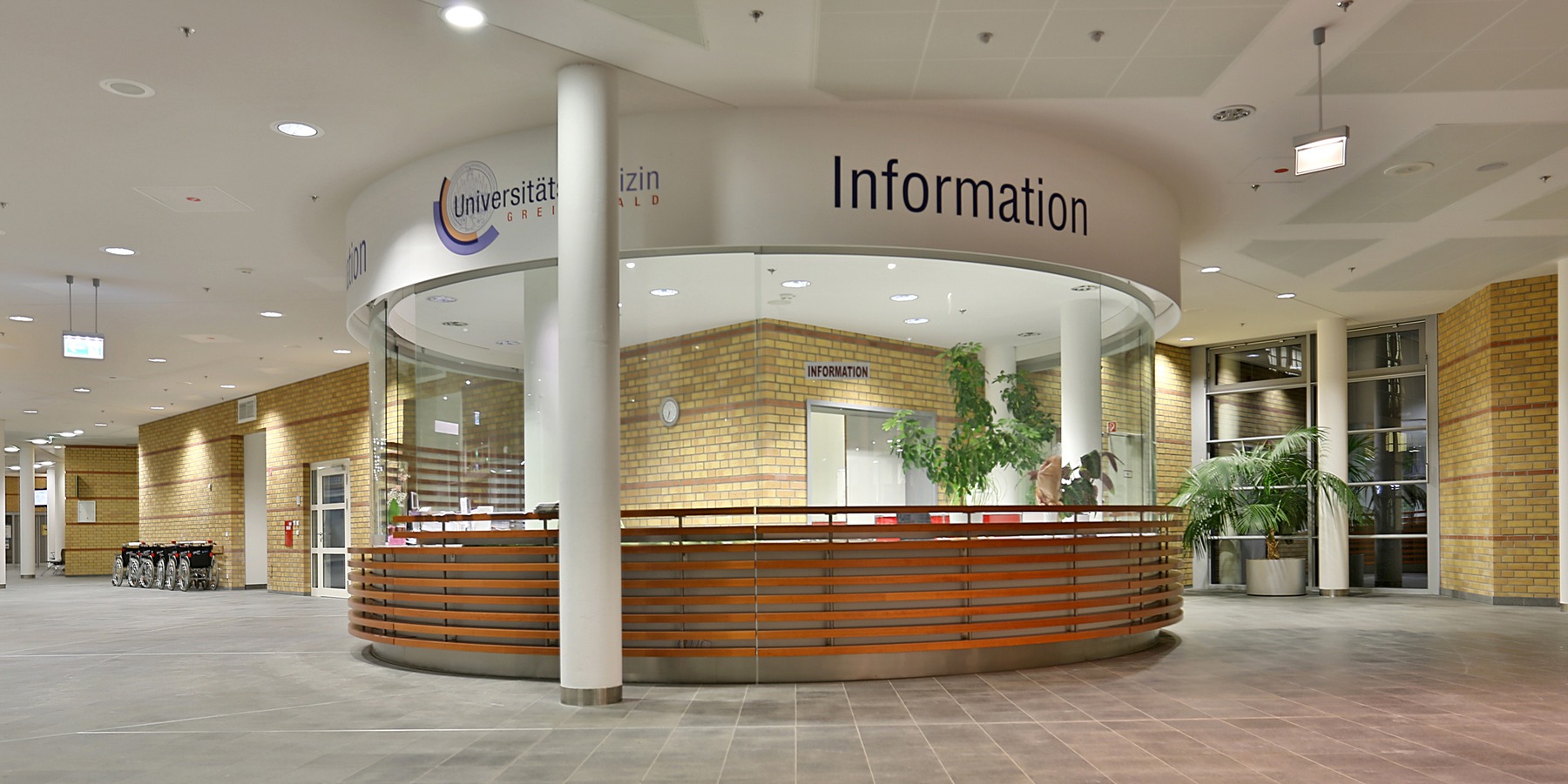 Patienten- und Besucher-Information im Eingangsbereich Erdgeschoss © 2013 HWP Planungsgesellschaft mbH, Stuttgart