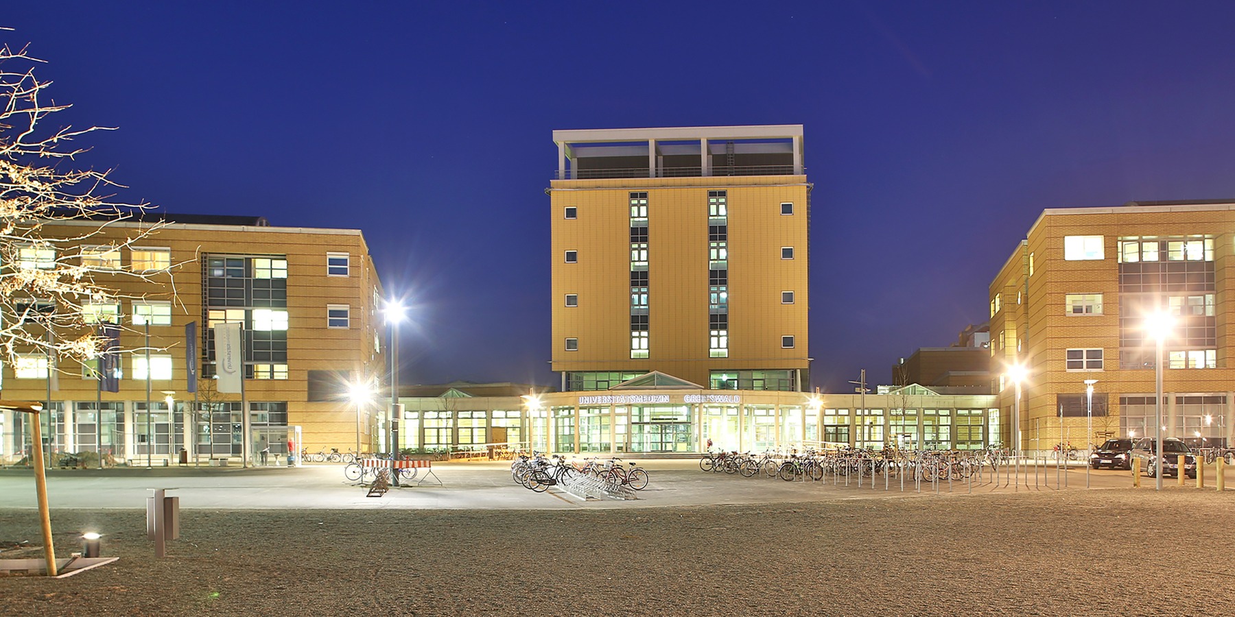 Blick auf den Haupteingangsbereich des Universitätsklinikums mit dem zentralen DZ 7 und dem angrenzenden 1. (links) und 2. (rechts) Bauabschnitt © 2013 HWP Planungsgesellschaft mbH, Stuttgart