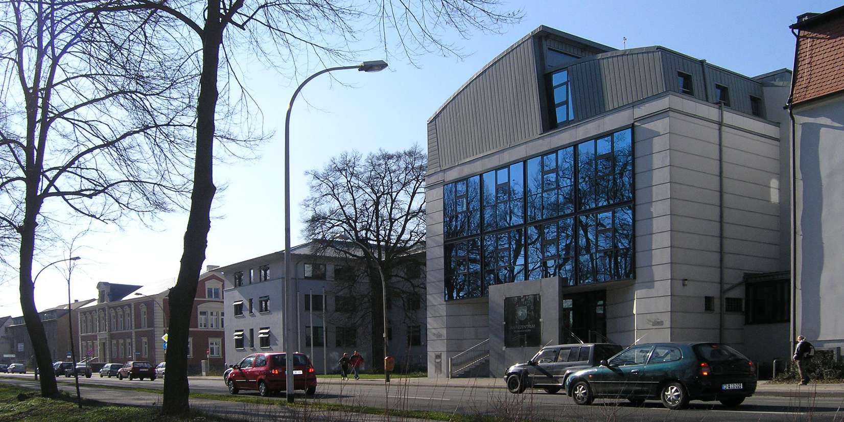 Blick vom Friedrich-Engels-Ring auf die Gebäude 19, 18, 17.1 und 16 von links nach rechts © 2005 Betrieb für Bau und Liegenschaften Mecklenburg-Vorpommern