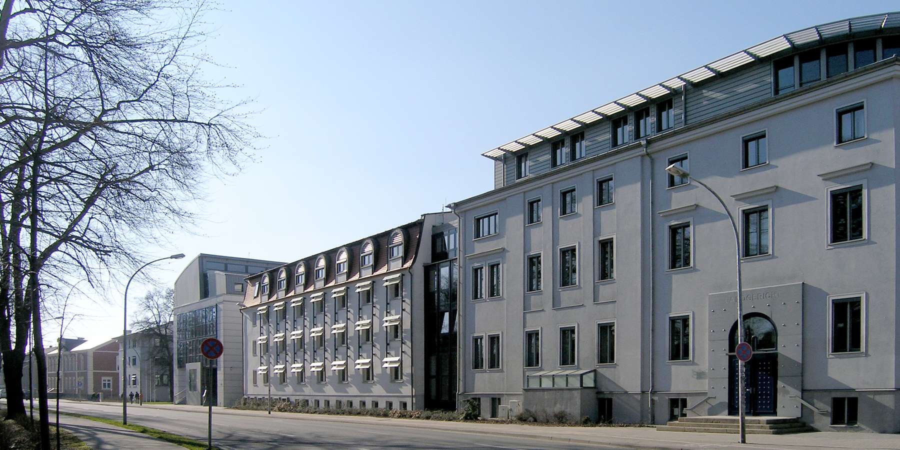 Blick auf die miteinander verbundenen Gebäude 15 16 17 des Justizzentrums © 2005 Betrieb für Bau und Liegenschaften Mecklenburg-Vorpommern
