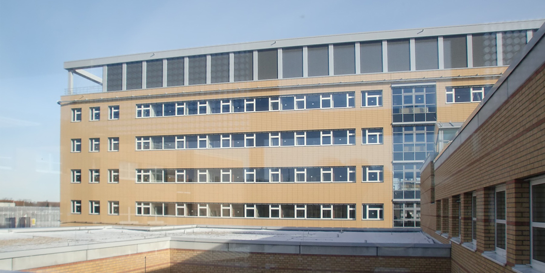 Blick vom 2. BA des Klinikums auf den Neubau DZ 7 © 2012 Betrieb für Bau und Liegenschaften Mecklenburg-Vorpommern