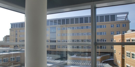 Blick vom 1. BA des Klinikums auf den Neubau DZ 7 © 2012 Betrieb für Bau und Liegenschaften Mecklenburg-Vorpommern