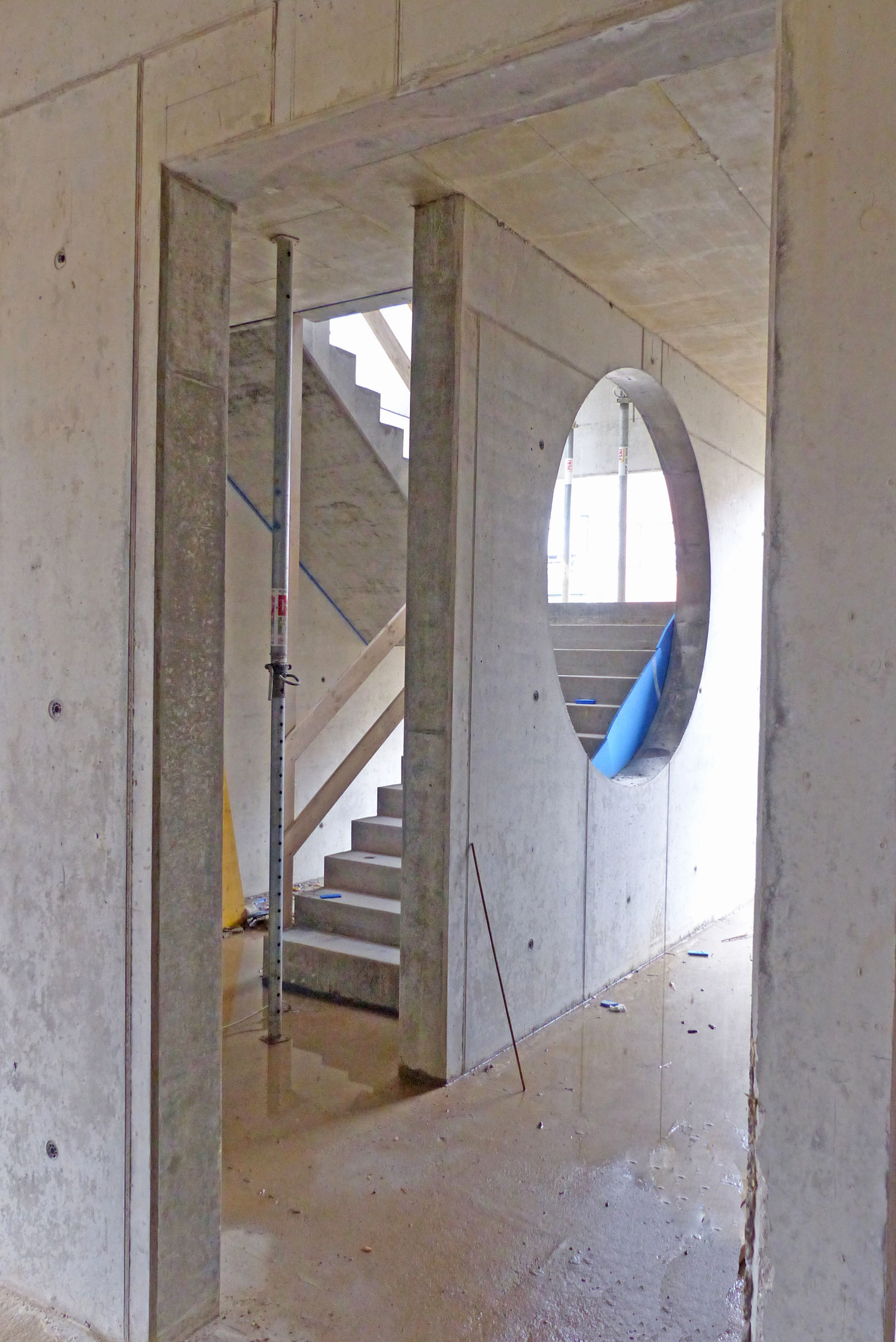 Treppenhaus im Rohbau mit Sichtbetonwänden © 2020 Staatliches Bau- und Liegenschaftsamt Rostock