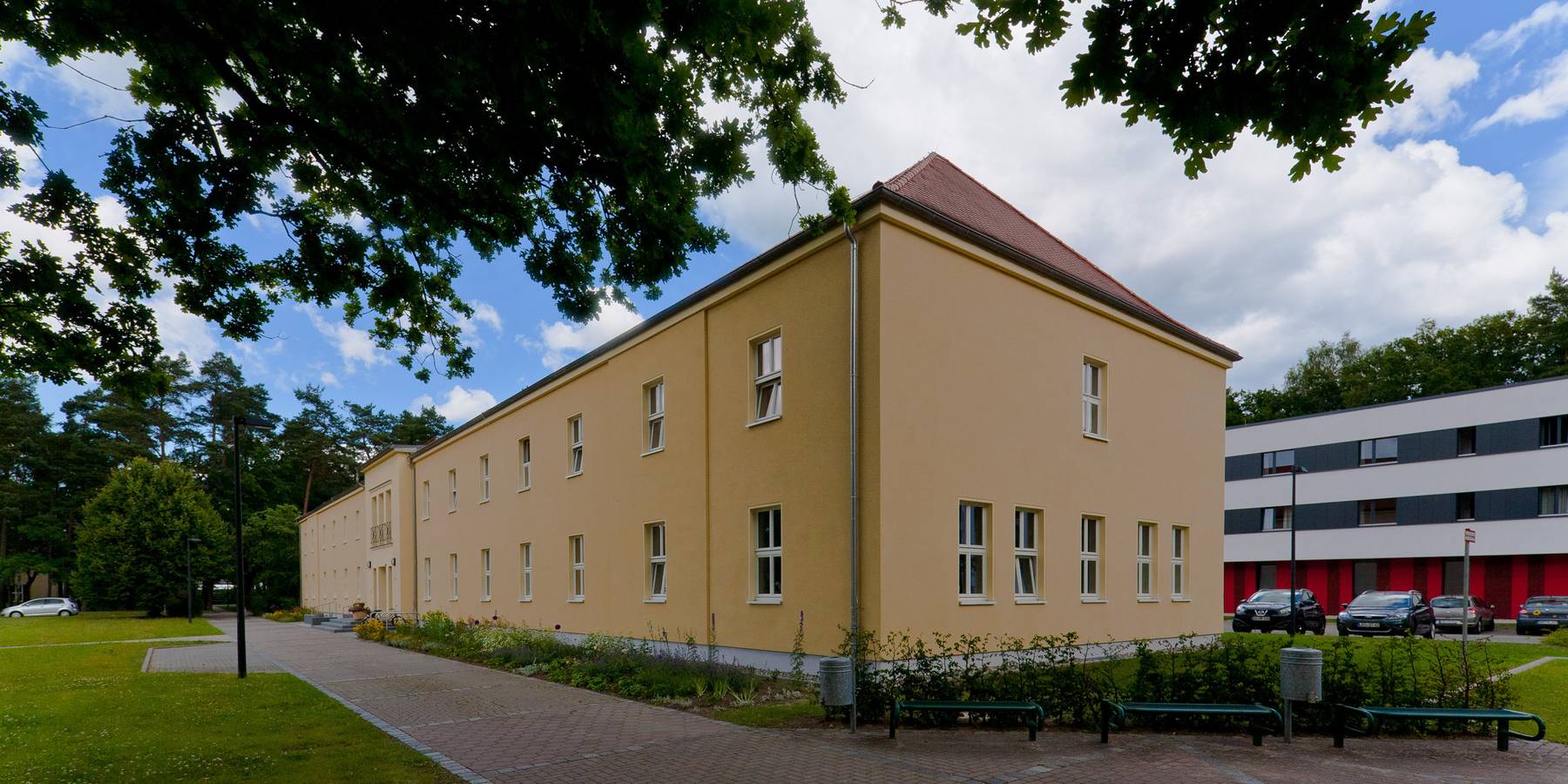 Verwaltungsgebäude - unter Bäumen © 2014 Betrieb für Bau und Liegenschaften Mecklenburg-Vorpommern