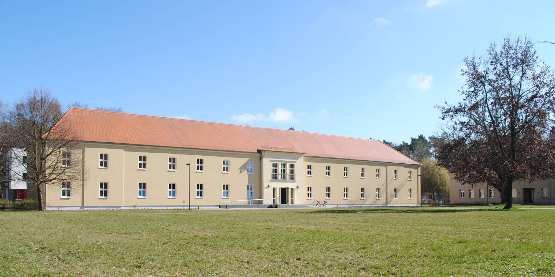 Gebäude mit Rasen davor und Himmel darüber © 2014 Betrieb für Bau und Liegenschaften Mecklenburg-Vorpommern