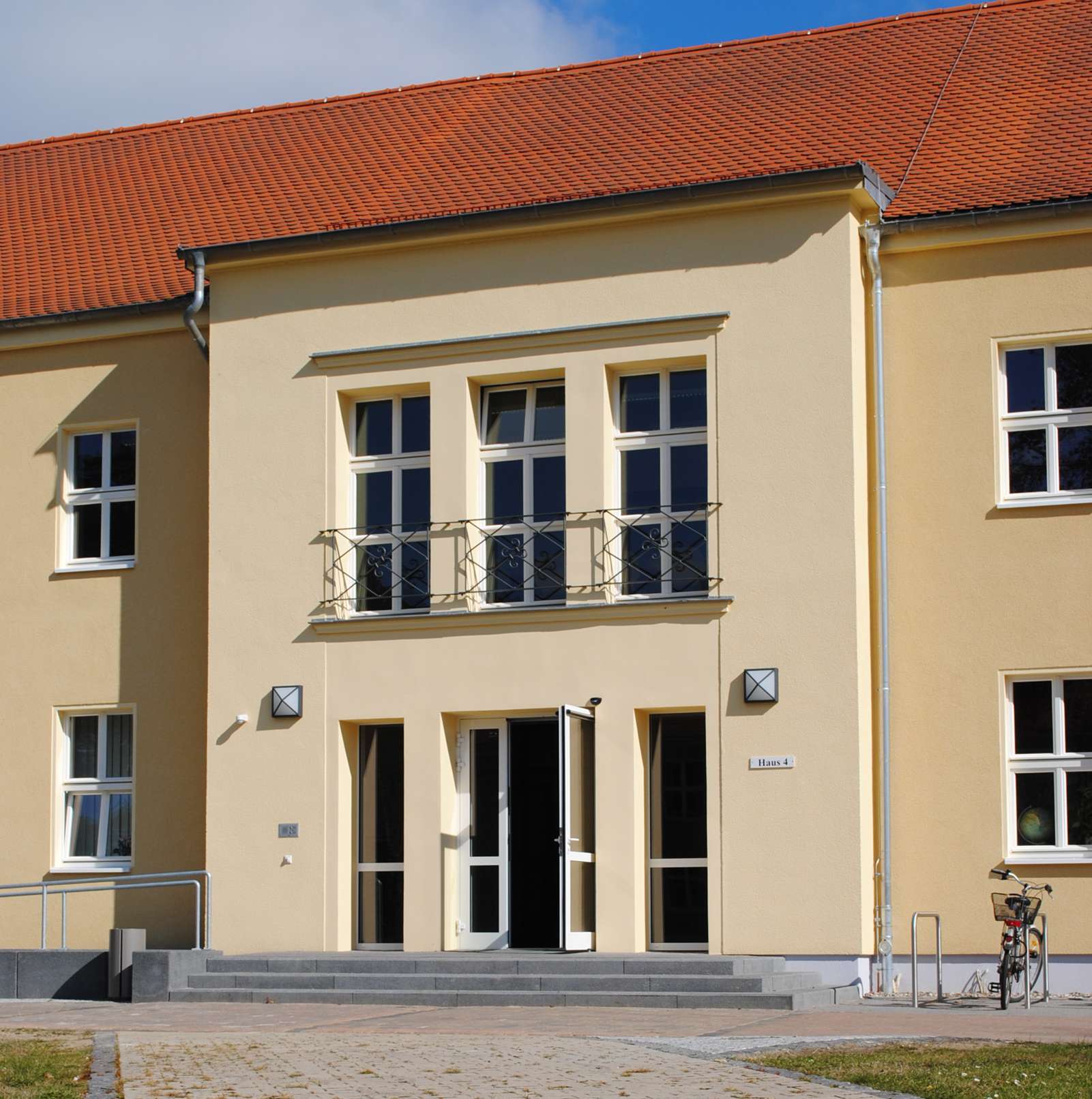 Eingang zum Gebäude © 2014 Betrieb für Bau und Liegenschaften Mecklenburg-Vorpommern