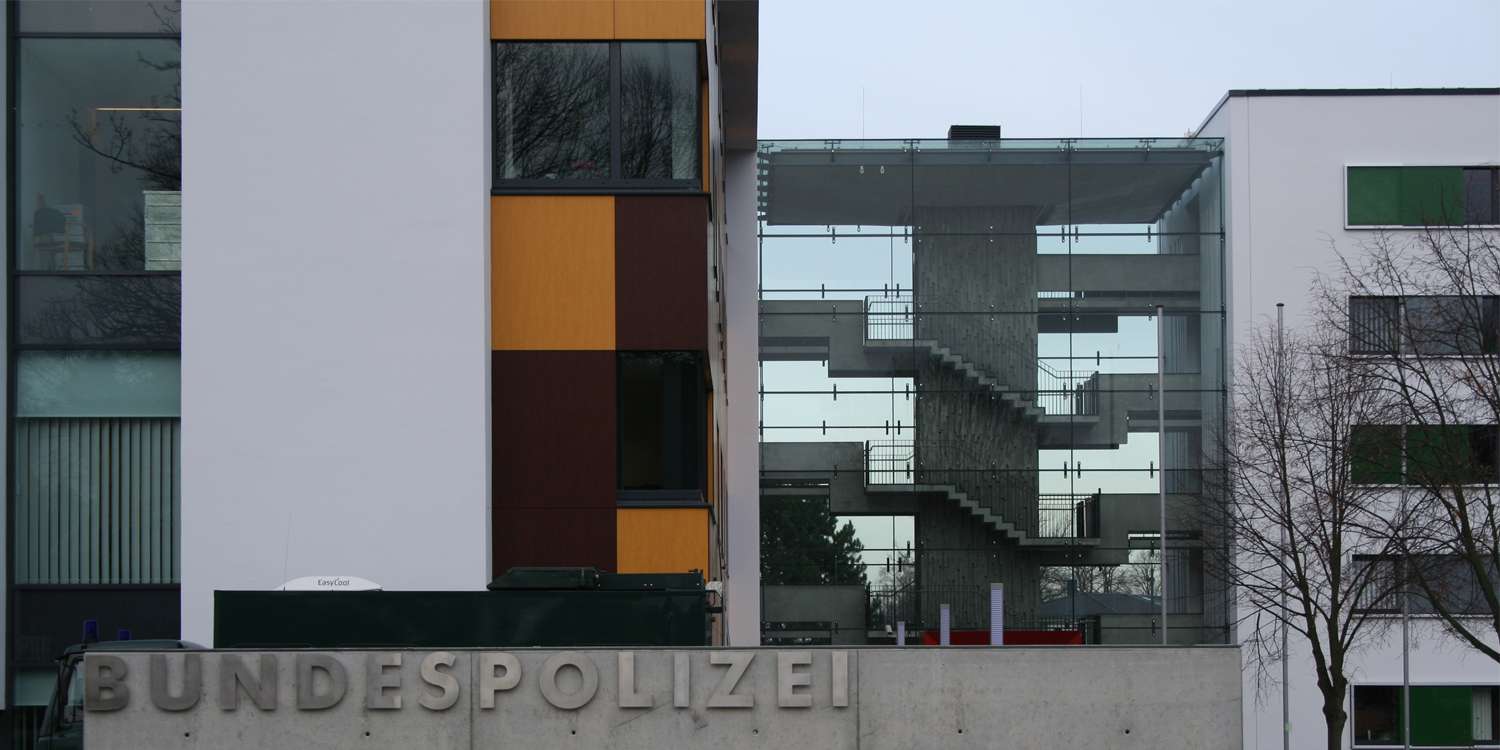 Ansicht auf den Eingangsbereich des Geländes und der beiden Gebäude © 2008 Bastmann und Zavracky