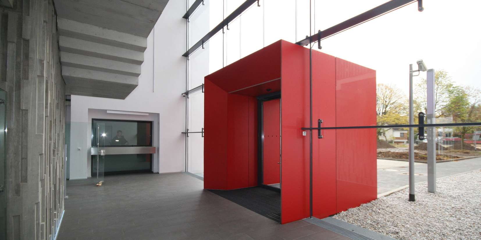 Roter Eingang in Glasfassade © 2008 Christian Hoffmann (sbl-mv / Finanzministerium M-V)