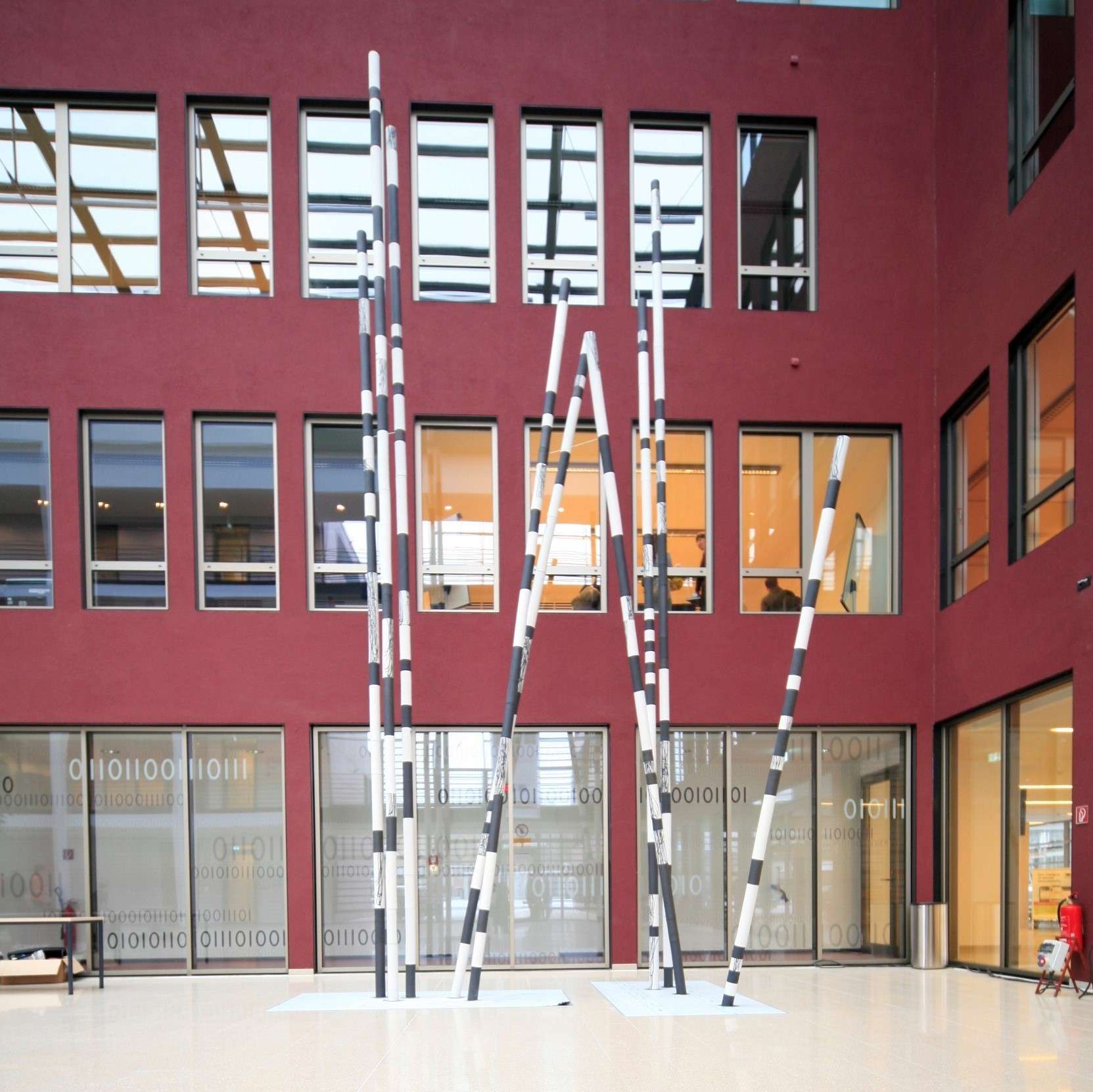 Zweiteilige Porzellan-Stabskulptur von Künstlerin Jutta Albert im Atrium des Gebäudes © 2013 BBL Rostock