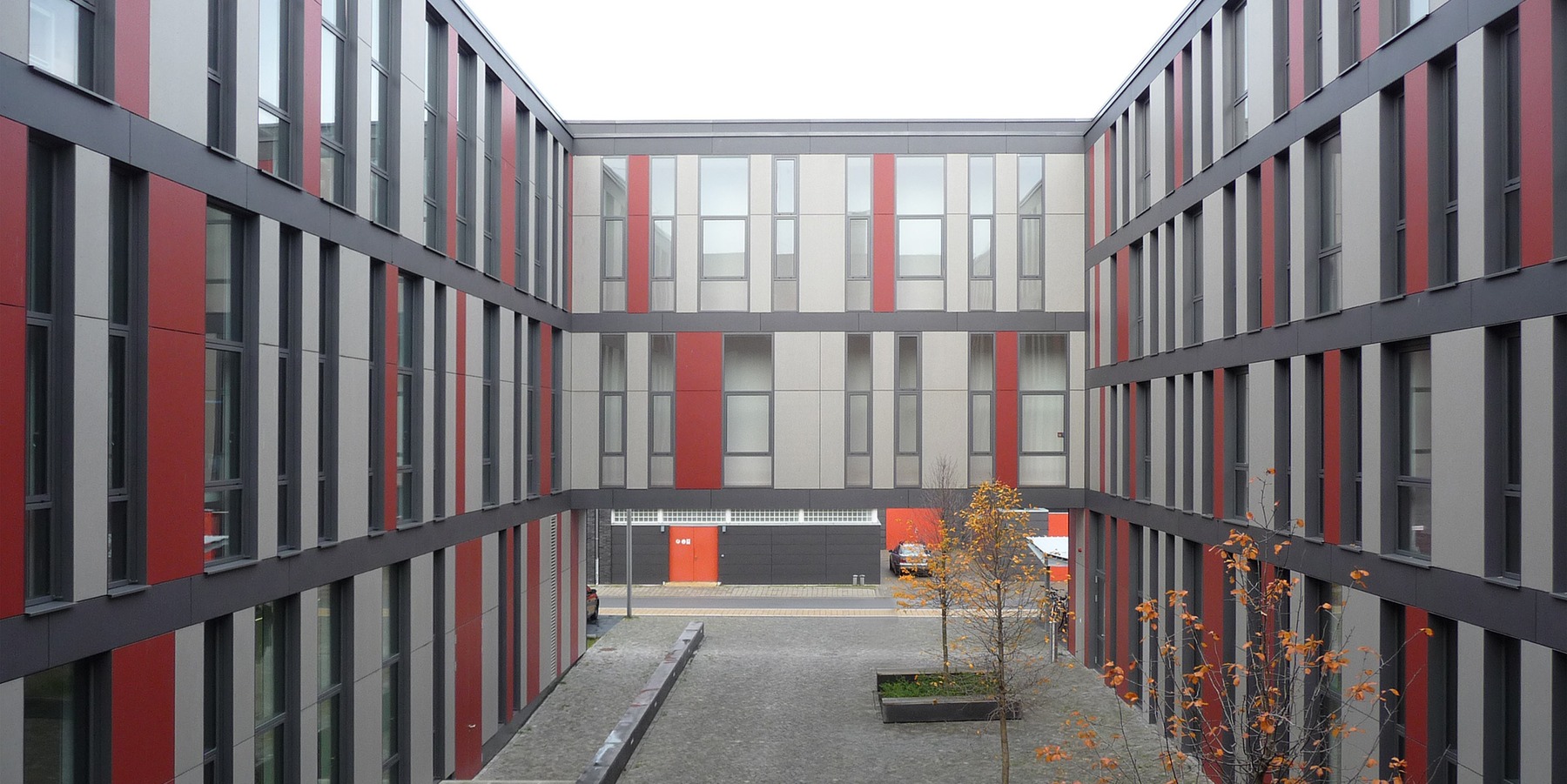Blick aus dem Institutsgebäude in den Innenhof, der mit Bäumen und Sitzgelegenheiten zum Verweilen einlädt © 2009 Betrieb für Bau und Liegenschaften MV
